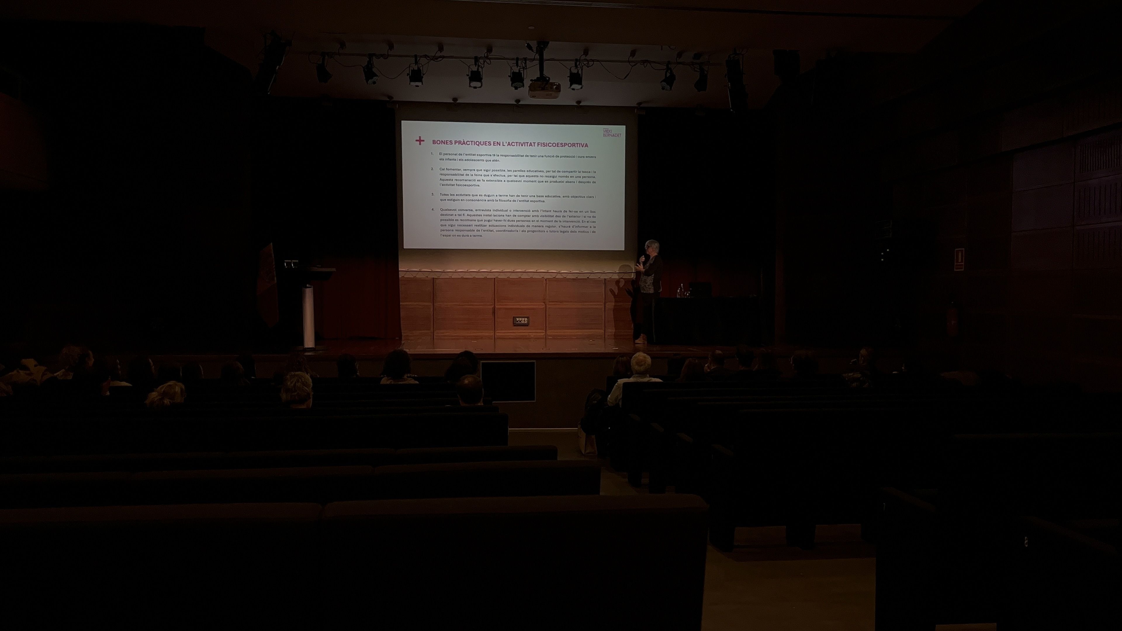 La psicòloga de la fundació Vicky Bernadet, Pilar Polo, durant la xerrada 'En l'esport, la violència infantil està fora de joc'.