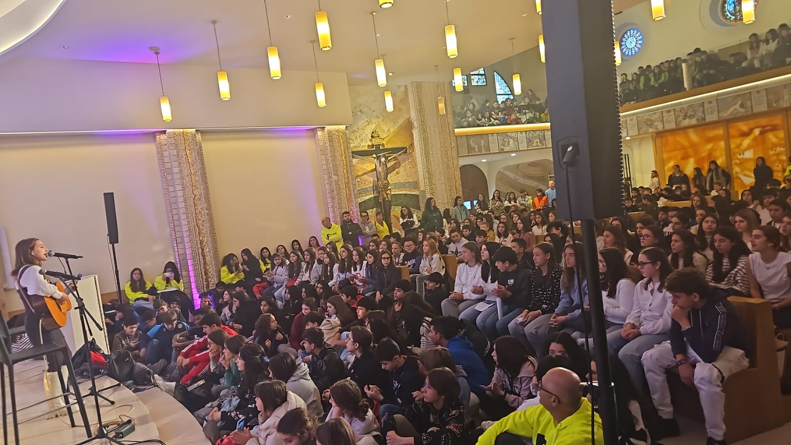 Sara Roy durant la pregària de benvinguda aquest matí a l'església de Sant Julià.