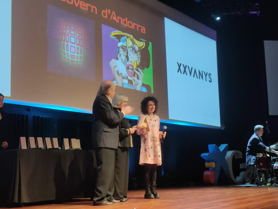 Meritxell Blanco rebent el guardó en nom del Govern.