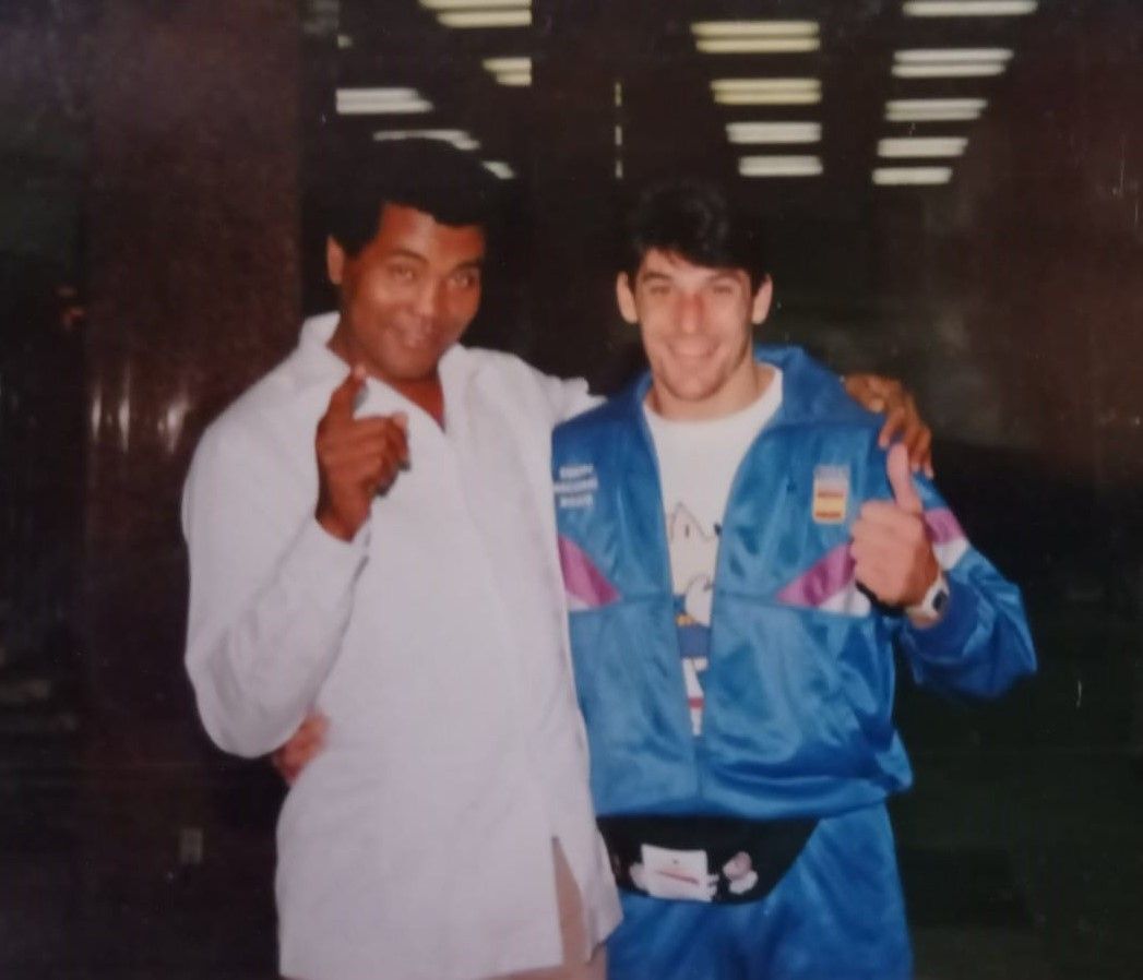 Chumilla, amb Muhammad Ali, quan encara feia dir-se Cassius Clay. Chumilla, amb Muhammad Ali, quan encara feia dir-se Cassius Clay.