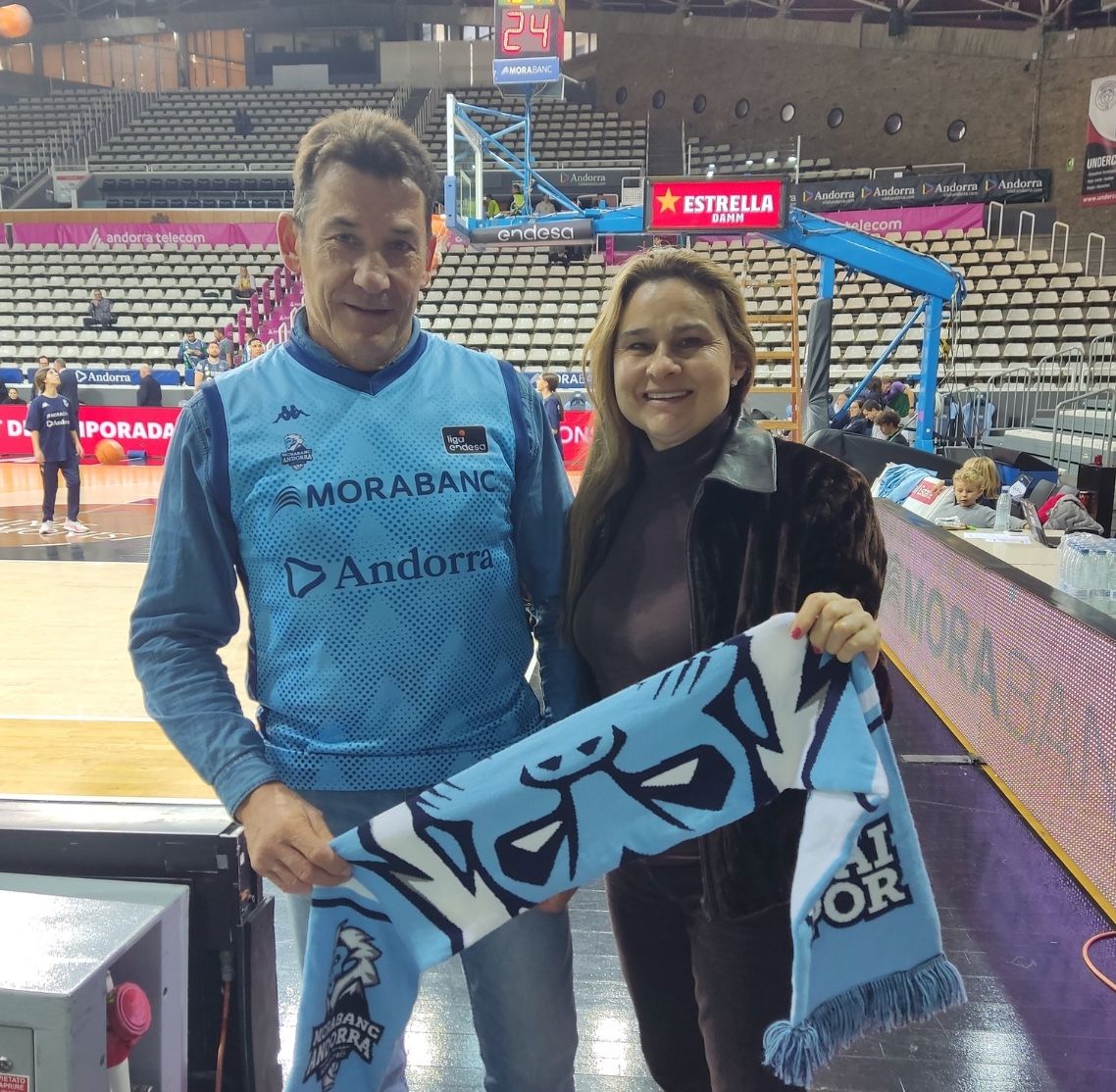 Donant suport al MoraBanc al Poliesportiu d'Andorra, acompanyat de la seva esposa. Donant suport al MoraBanc al Poliesportiu d'Andorra, acompanyat de la seva esposa.
