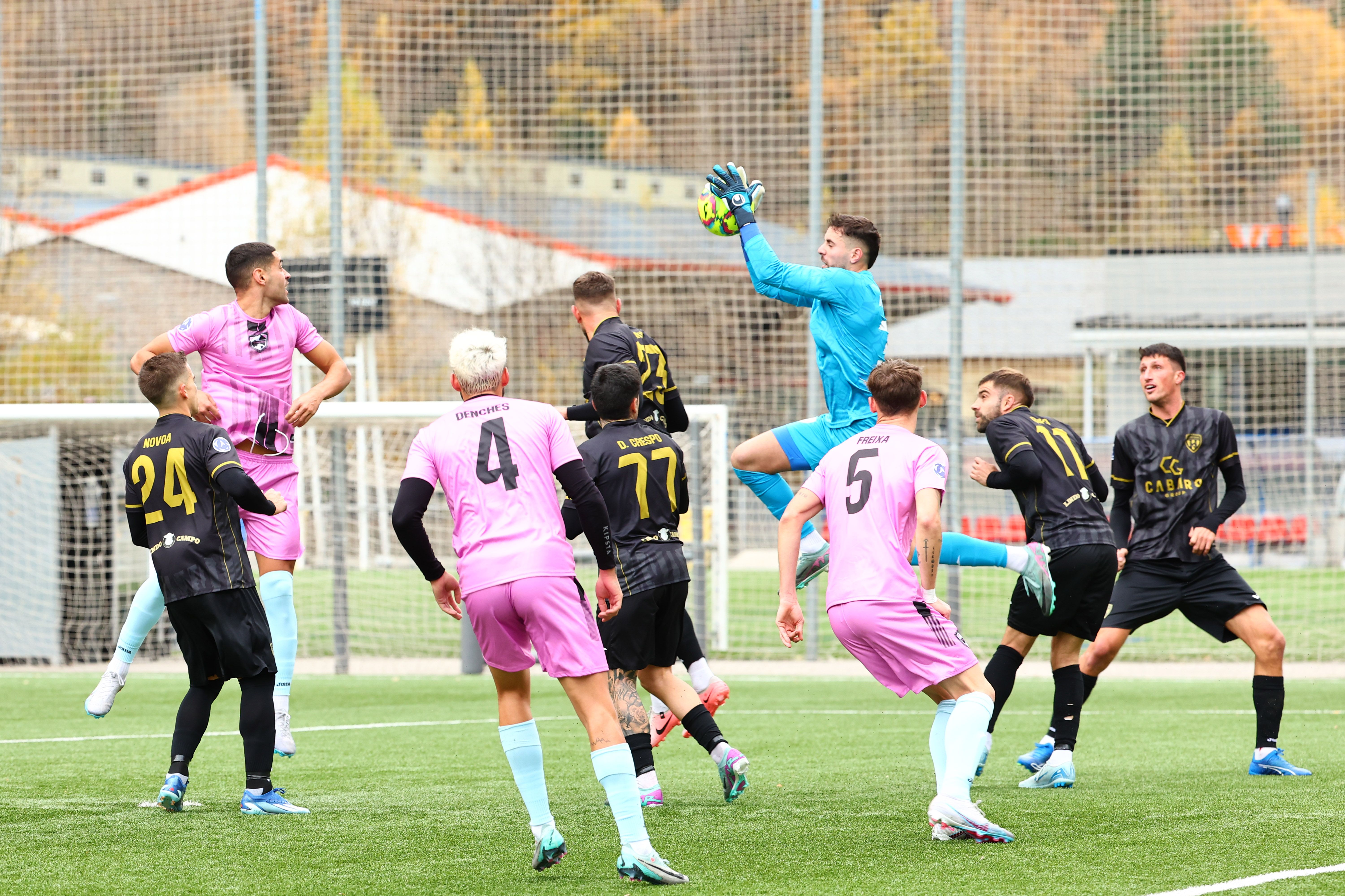L'FC Santa Coloma aprofita per retallar distàncies amb el liderat. L'FC Santa Coloma aprofita per retallar distàncies amb el liderat.
