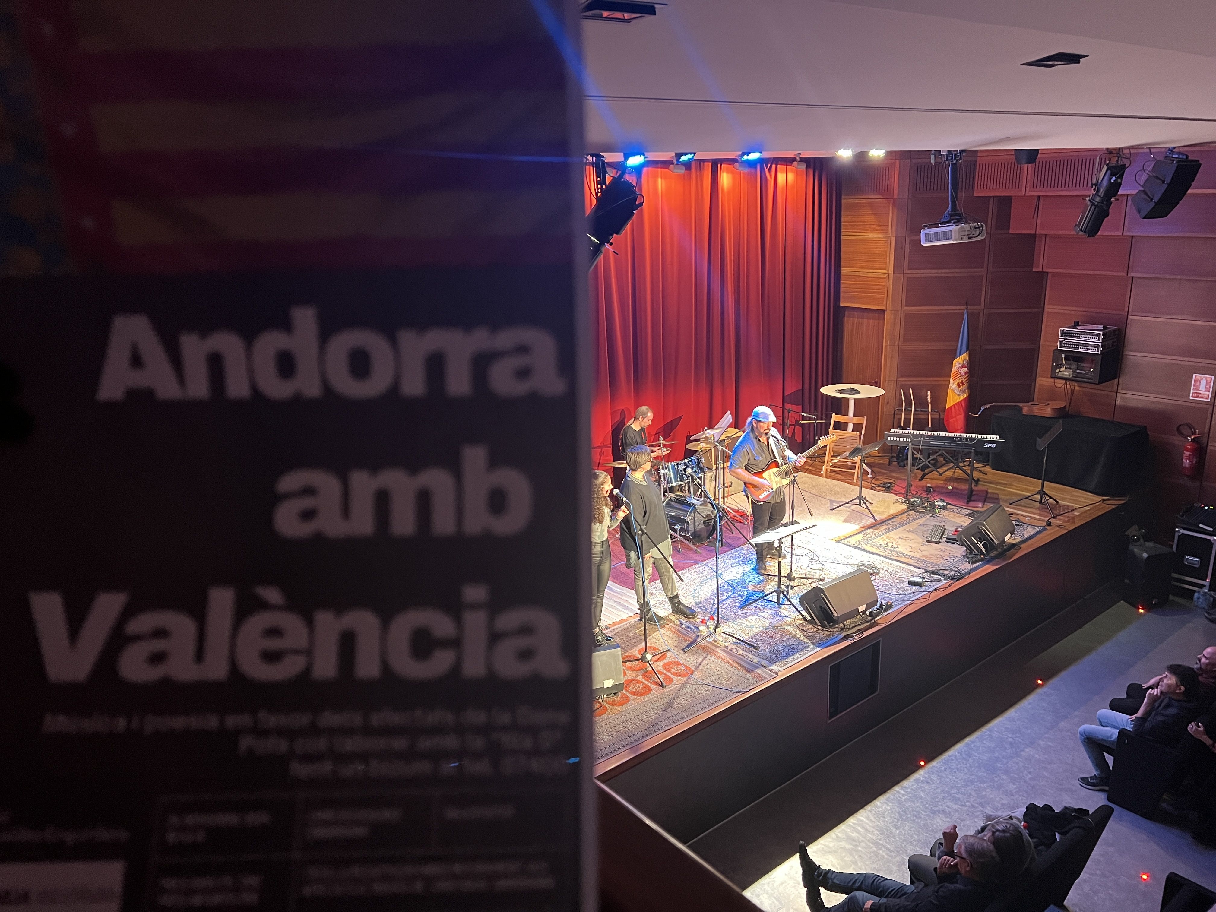 Un moment de l'actuació de Juli Barrero i la seva banda. Un moment de l'actuació de Juli Barrero i la seva banda.