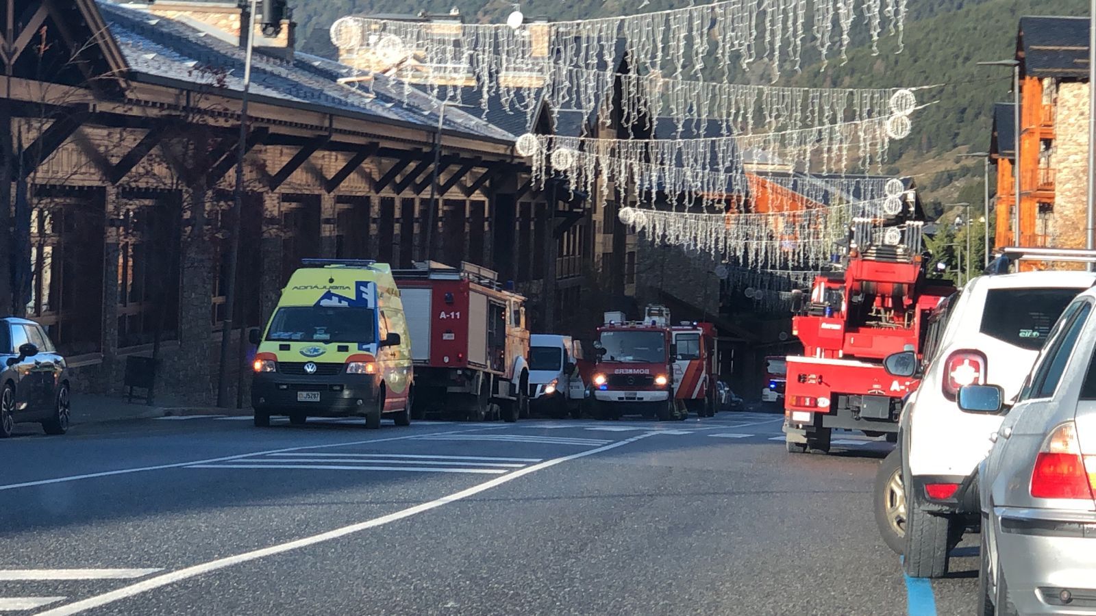 Vehicles de bombers i sanitaris a tocar de l'hotel d'on sortia aparentment la fumera.