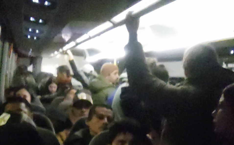 Usuaris de l'L3 aquest en el primer bus d'aquest dimarts.