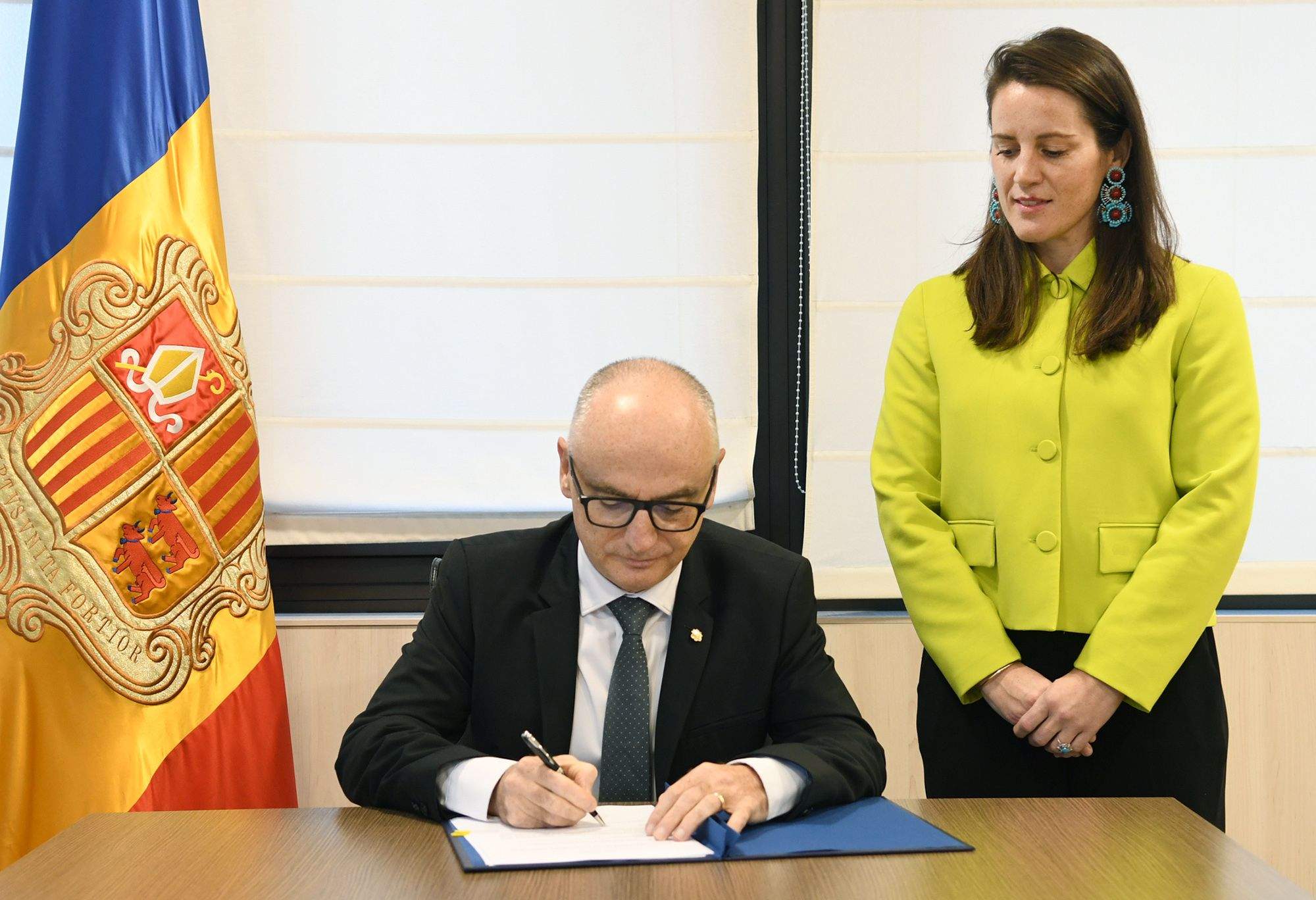 Ramon Lladós i Noelia Souque en el moment de signar l'addenda.