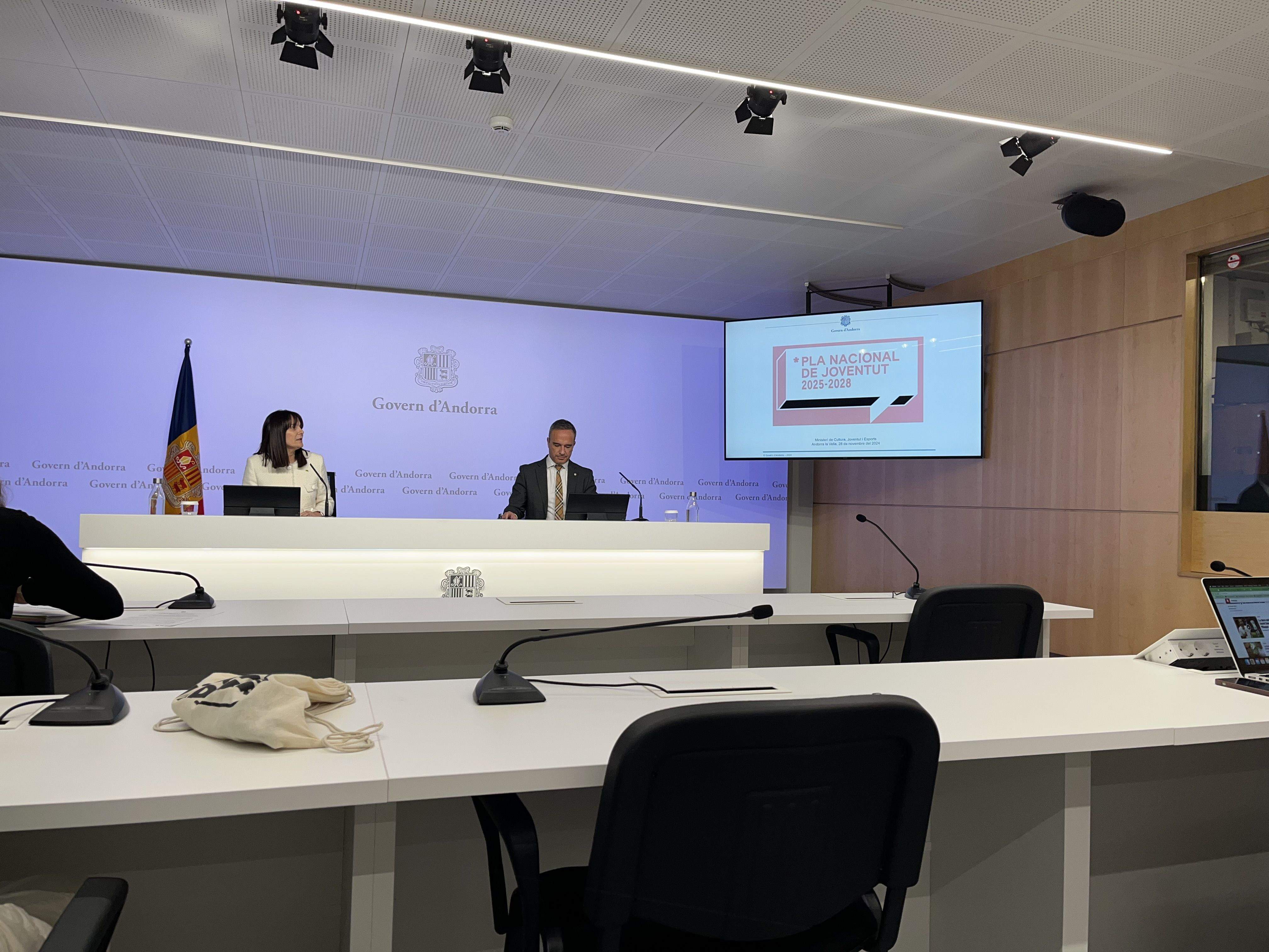 La ministra de Cultura, Joventut i Esports, Mònica Bonell, i el secretari d'Estat d'Esports i Joventut, Alain Cabanes, durant la roda de premsa de presentació del Pla Nacional de la Joventut 2025-2028.
