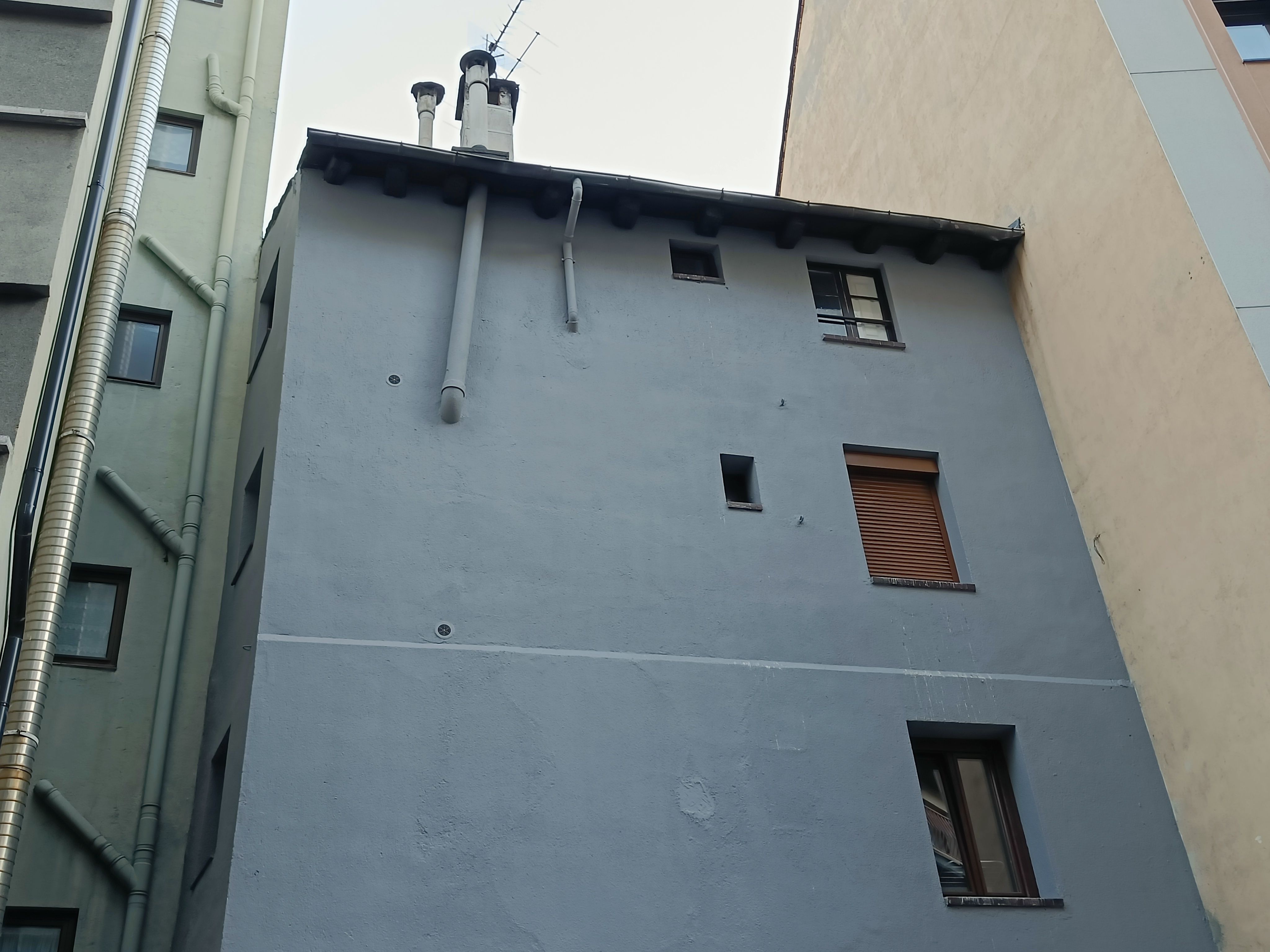 L'edifici on hi ha el pis inclòs en el programa Reviu vist des del carrer Ciutat de Valls. L'edifici on hi ha el pis inclòs en el programa Reviu vist des del carrer Ciutat de Valls.