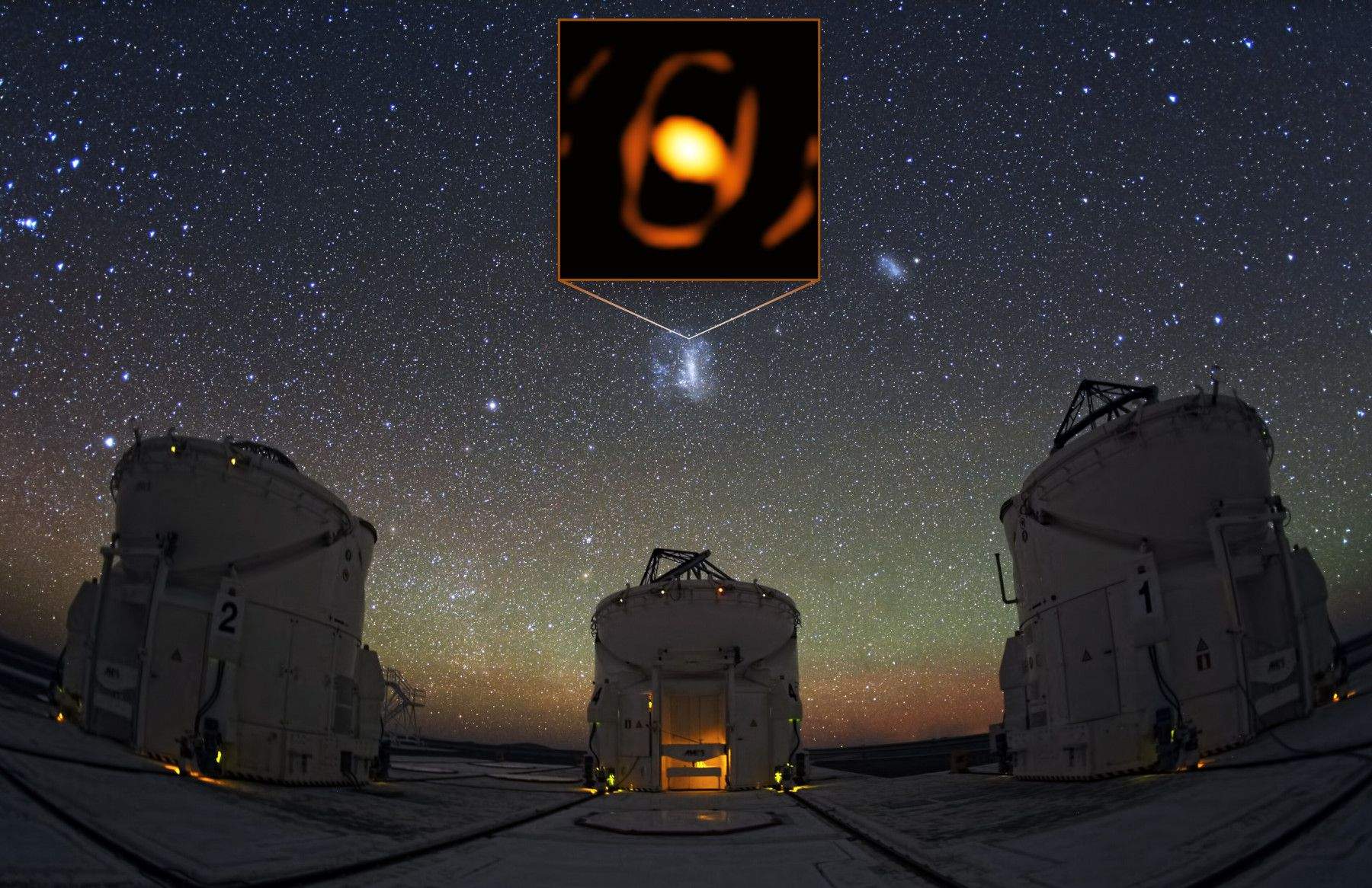 Ubicació de WOH G64 en el gran núvol de Magalhaes, vist des del Cerro Paranal (Xile) amb els telescopis del VLTI en primer pla. Crèdit: ESO/K. Ohnaka et al./Y. Beletsky (LCO) La portaveu del Sindicat, Rebeca Bonache.