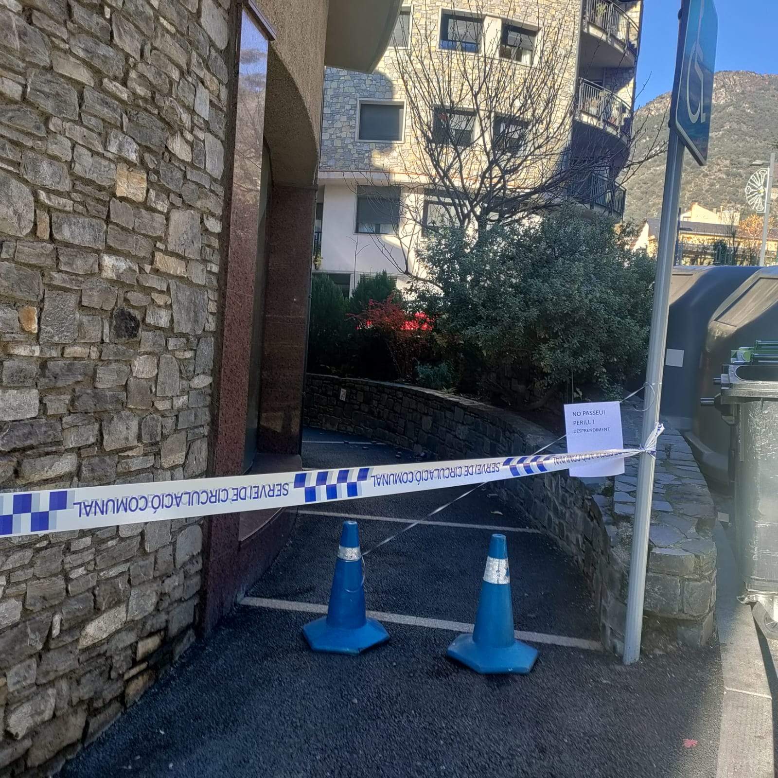 Senyalització advertint del perill.