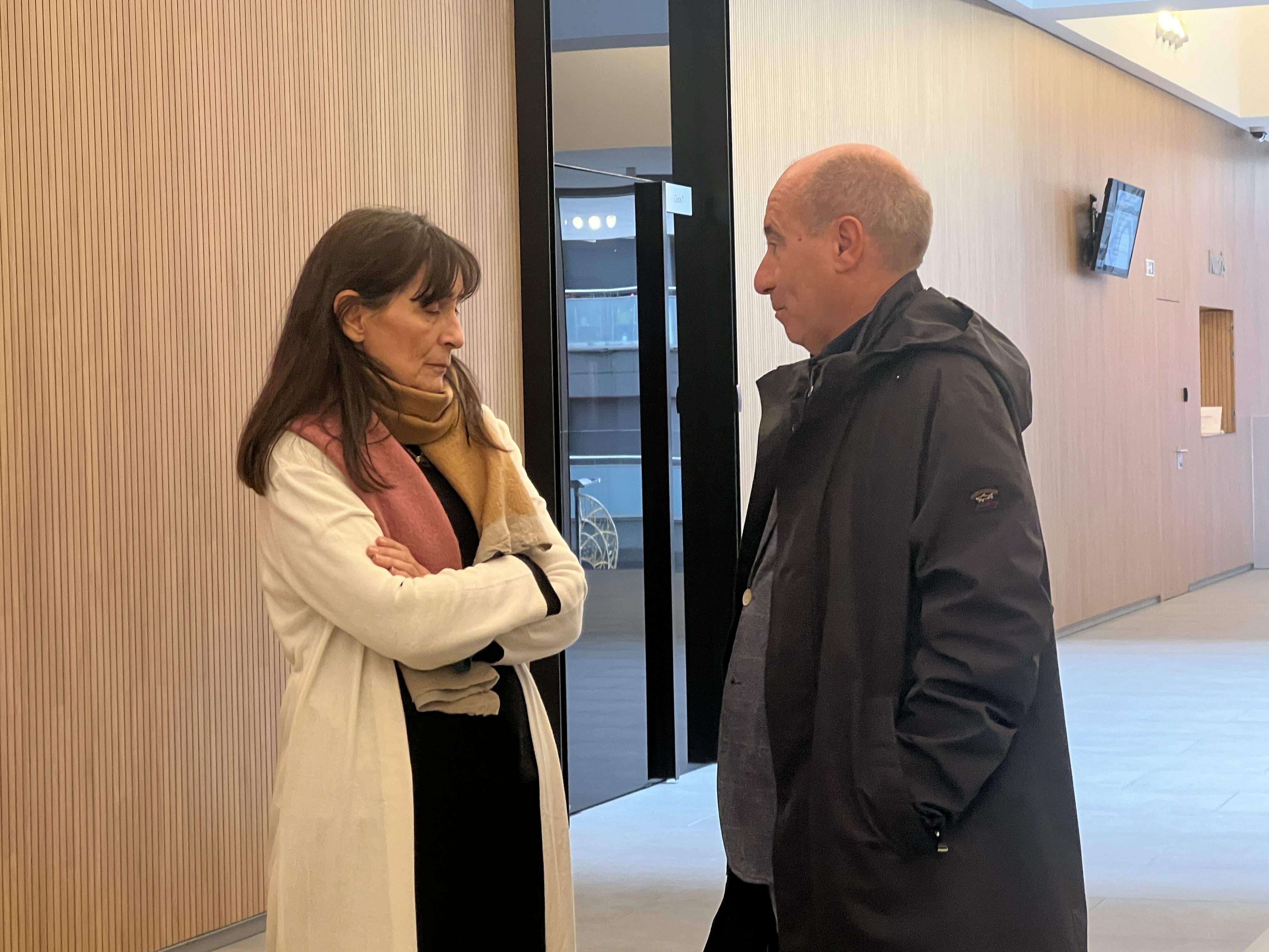 La mare del jove i l'advocat defensor el dia de la notificació de la sentència.
