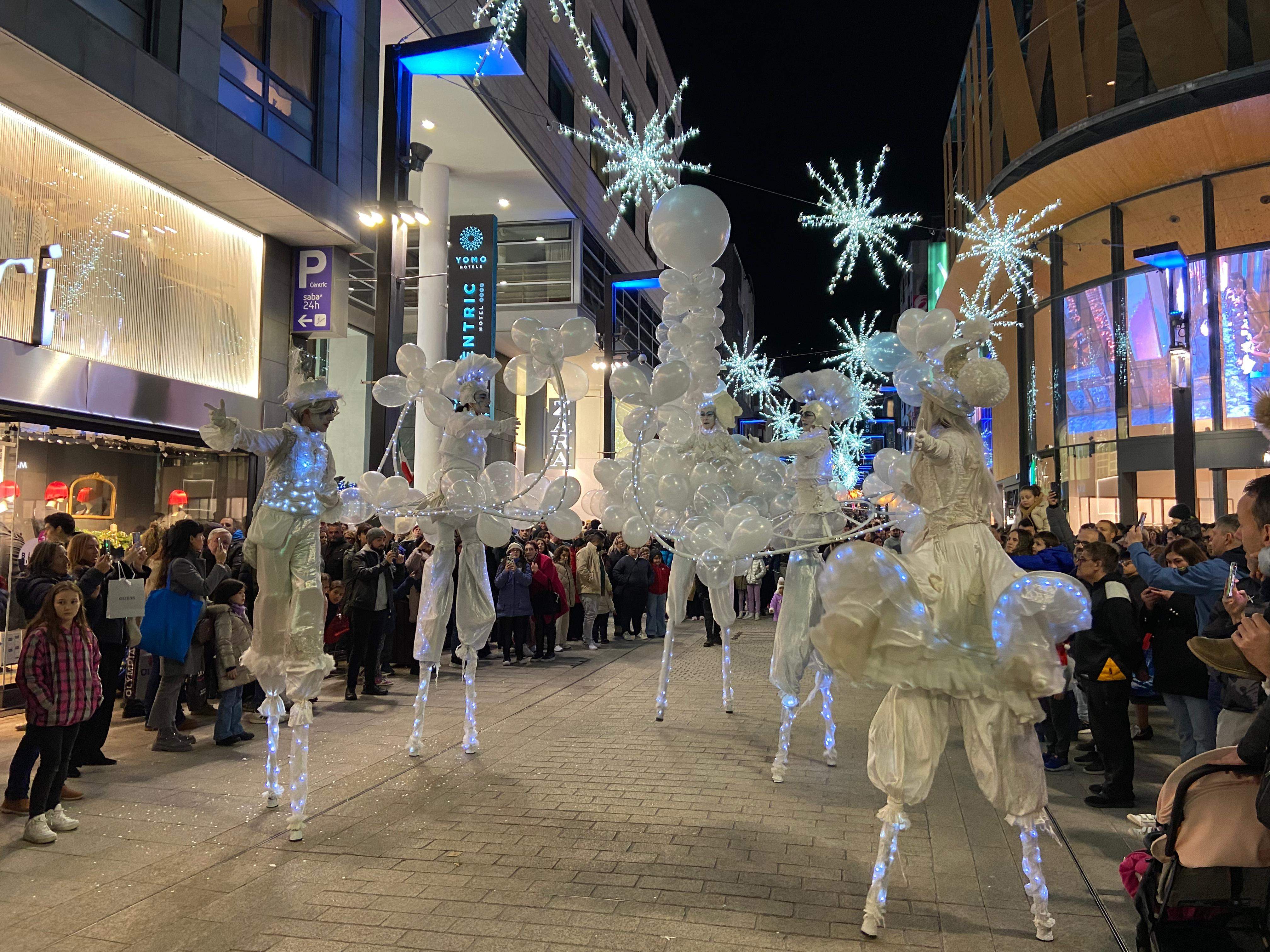 Els personatges amb xanques, a l'altura del Viladomat davant molta expectació.