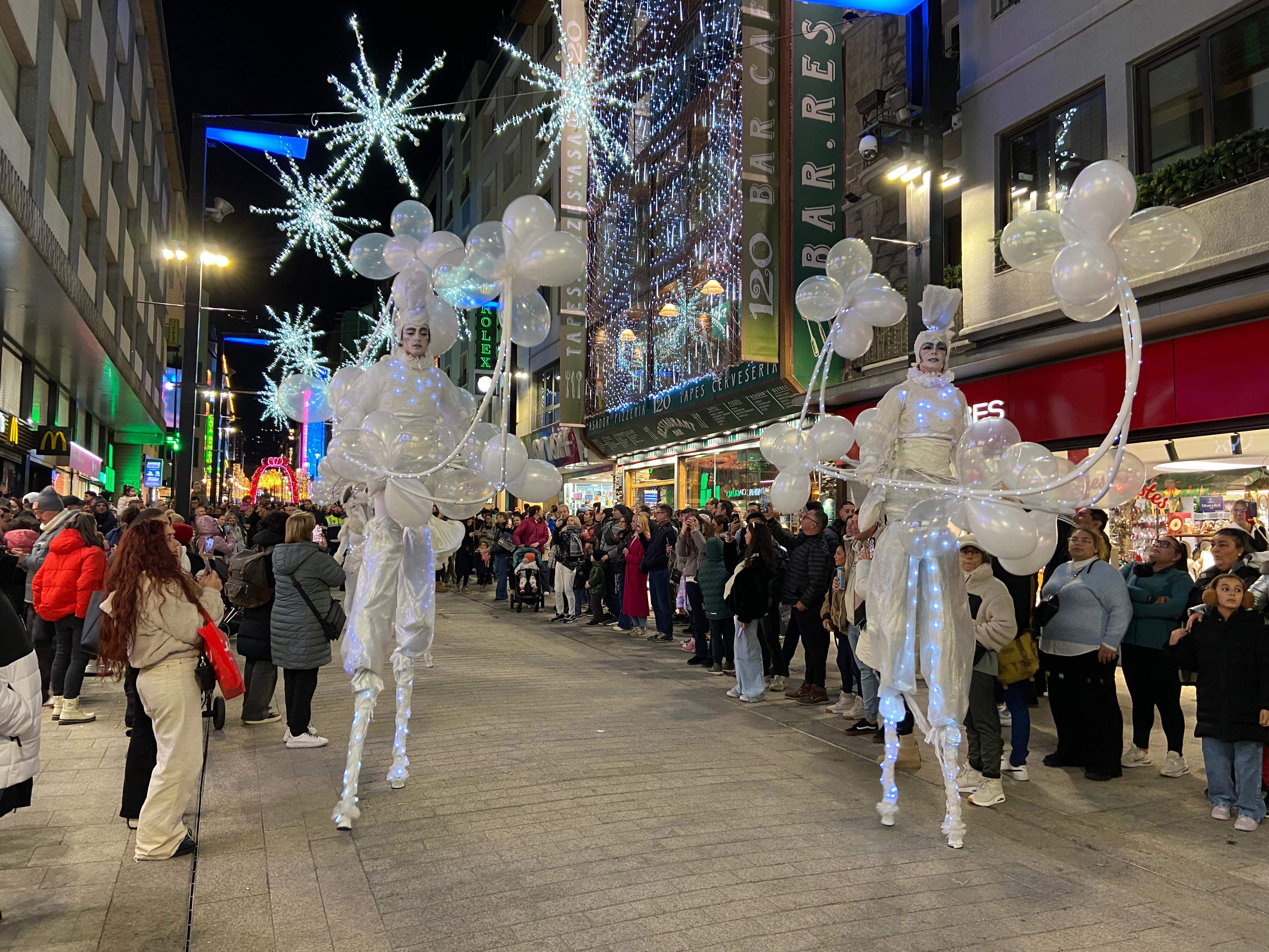 Dos personatges de Mademoiselle Paillette, durant l'itinerari.
