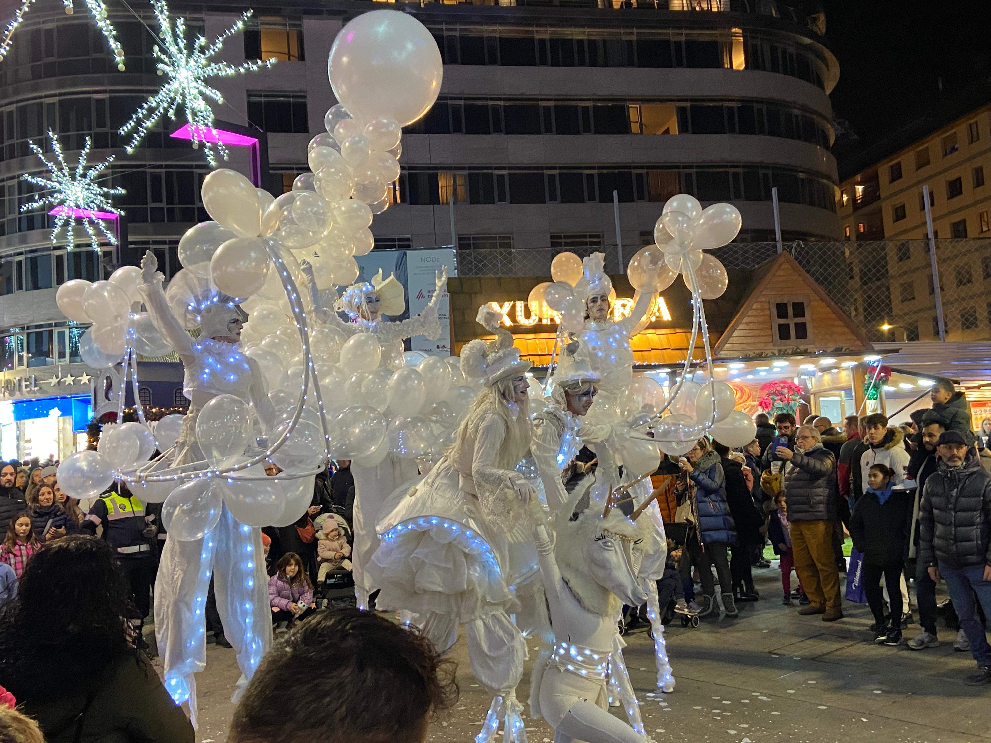Foto conjunta de la companyia Mademoiselle Paillette, davant la xurreria d'avinguda Meritxell..