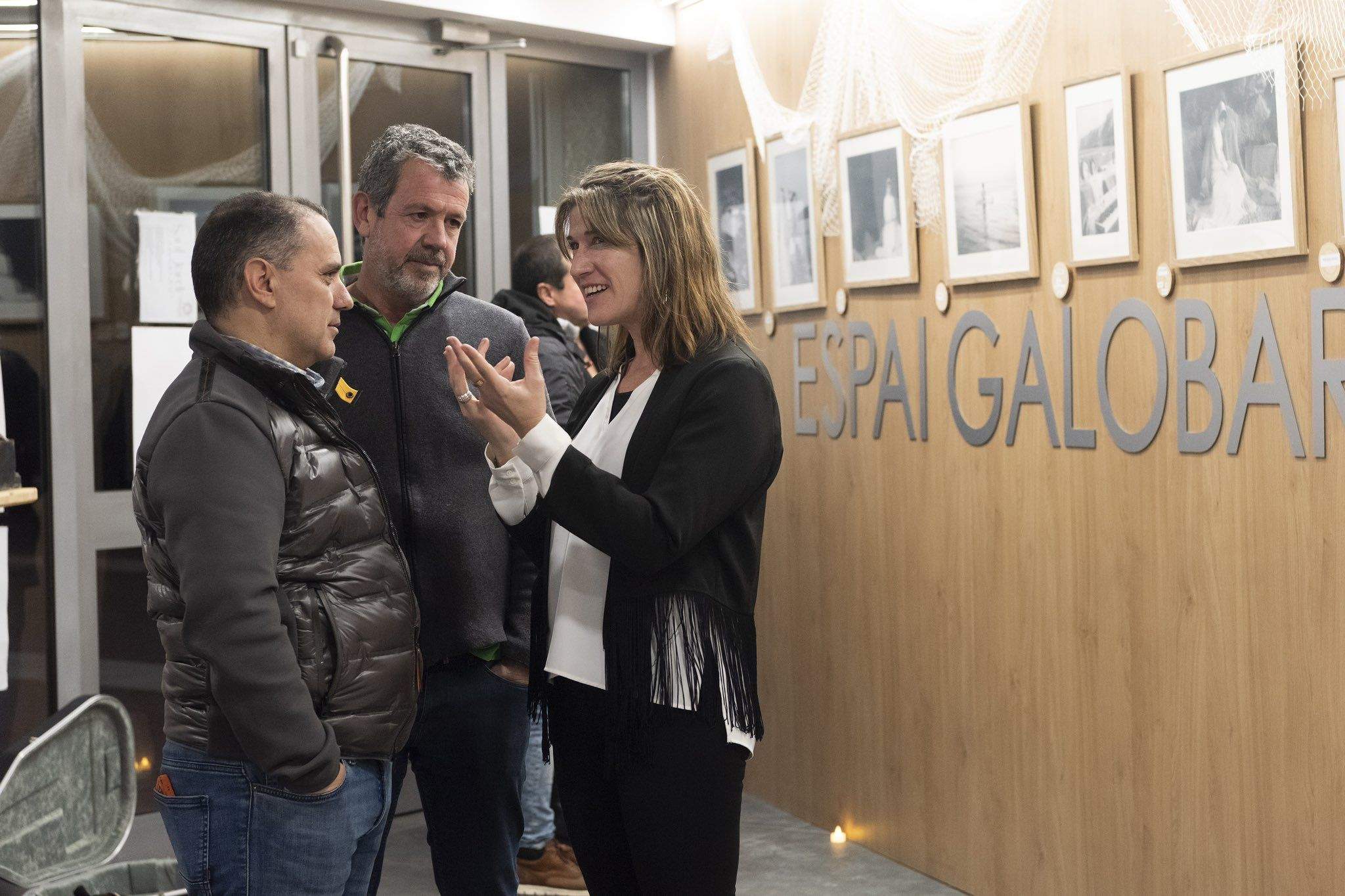 L'artista Sabela Simón, conversant amb alguns dels visitants de l'exposició.