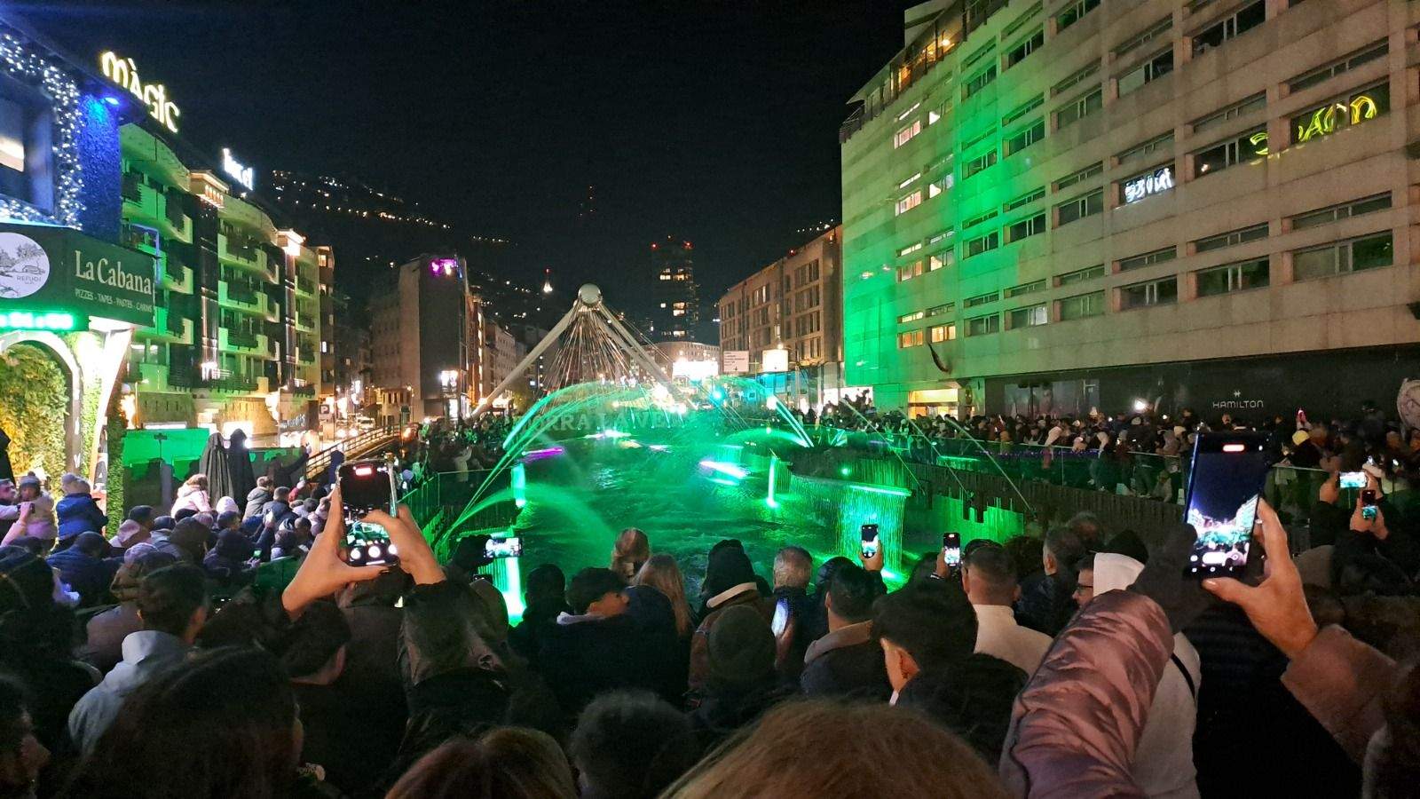 L'espectacle de llums i agua seguint les notes de 'Pitavola'.