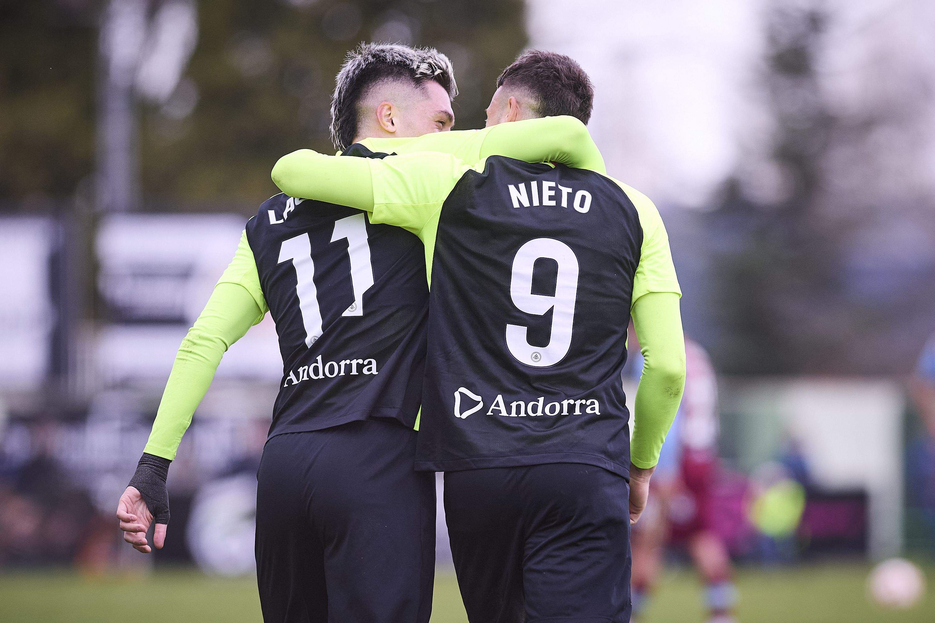 Lauti i Manu Nieto, els dos golejadors, s'abraçen després de l'1-2.