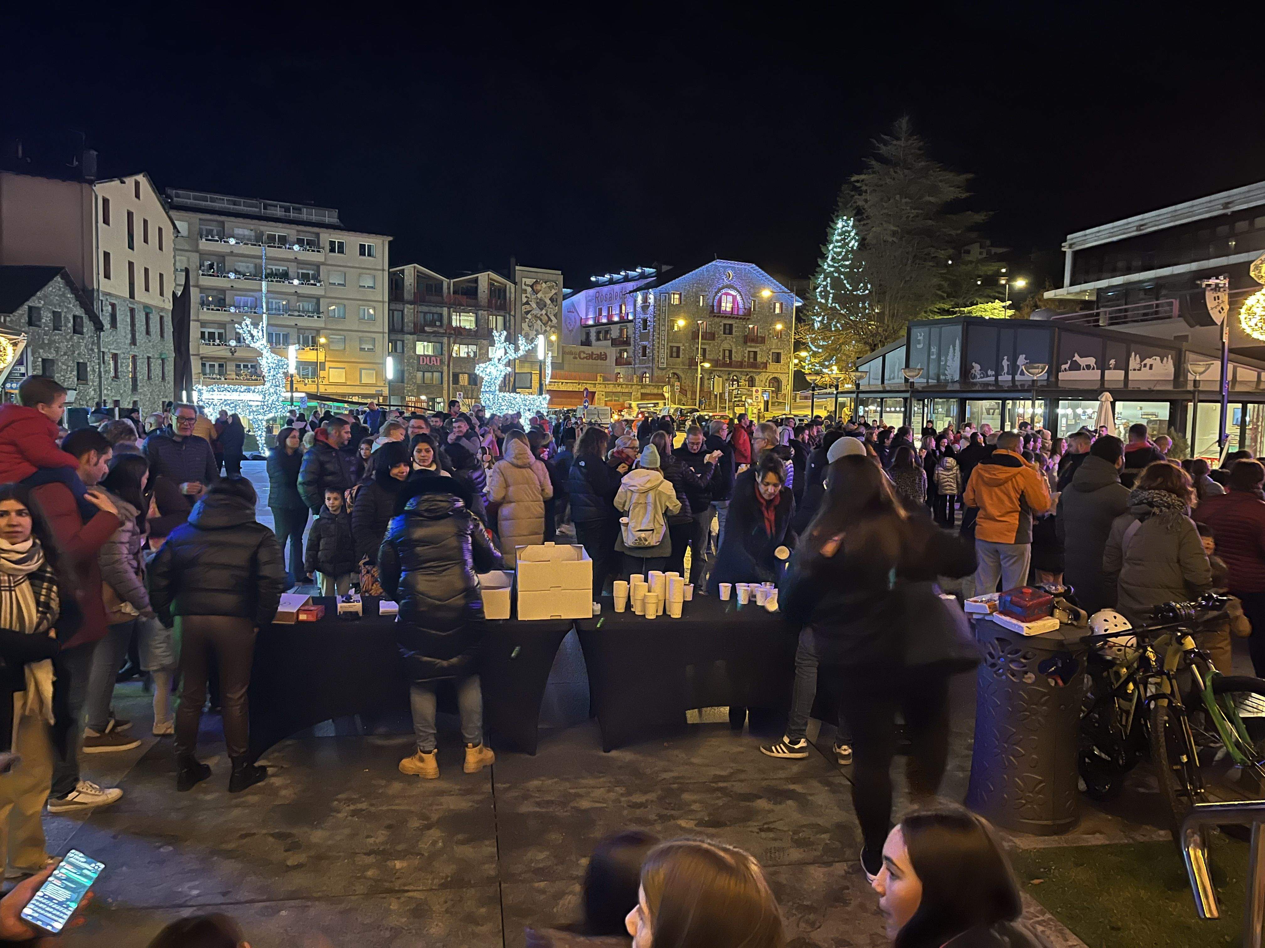 Una imatge de la cua per agafar la xocolata desfeta. Una imatge de la cua per agafar la xocolata desfeta.