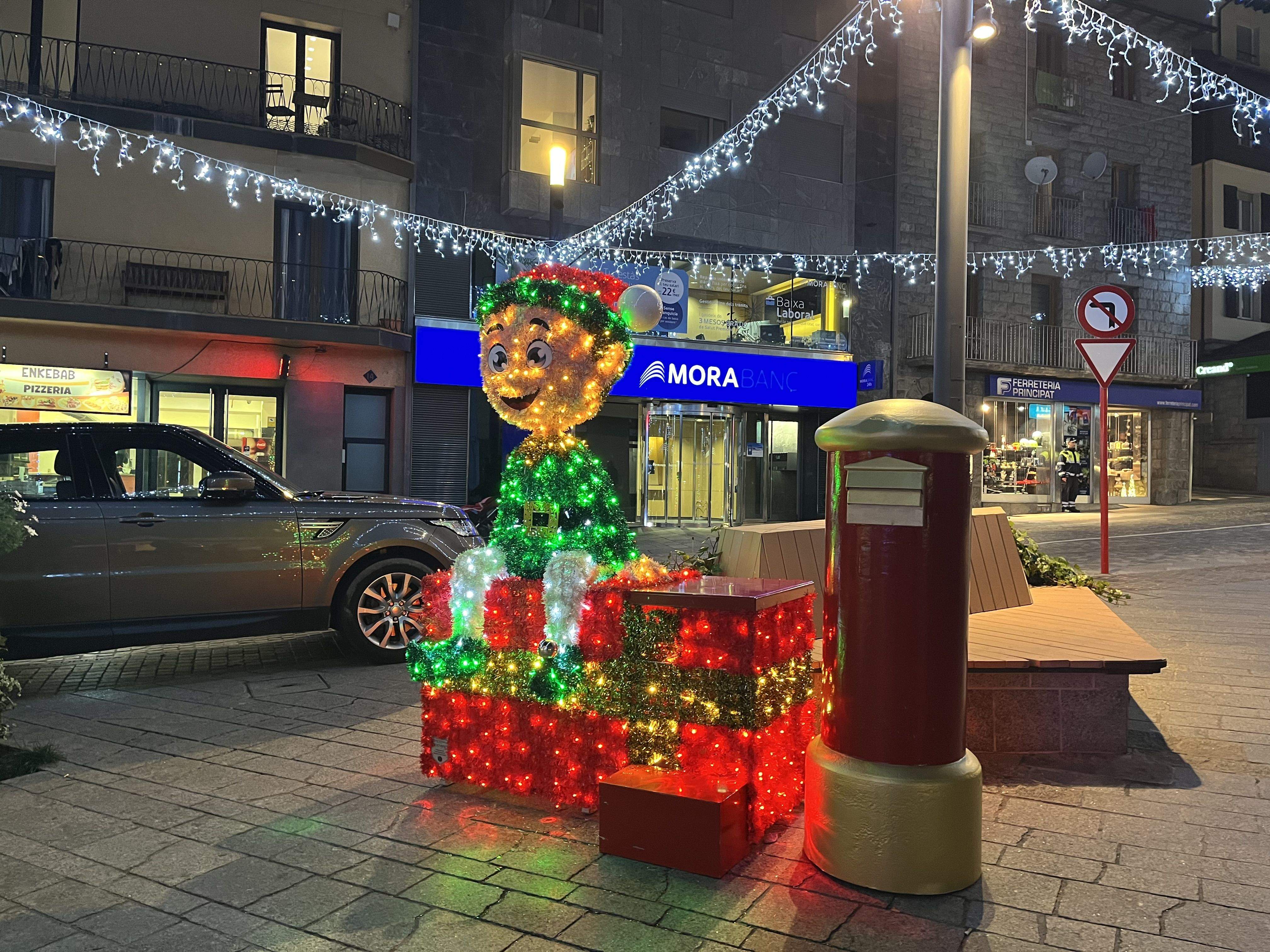Una de les decoracions de Nadal de la parròquia. Una de les decoracions de Nadal de la parròquia.