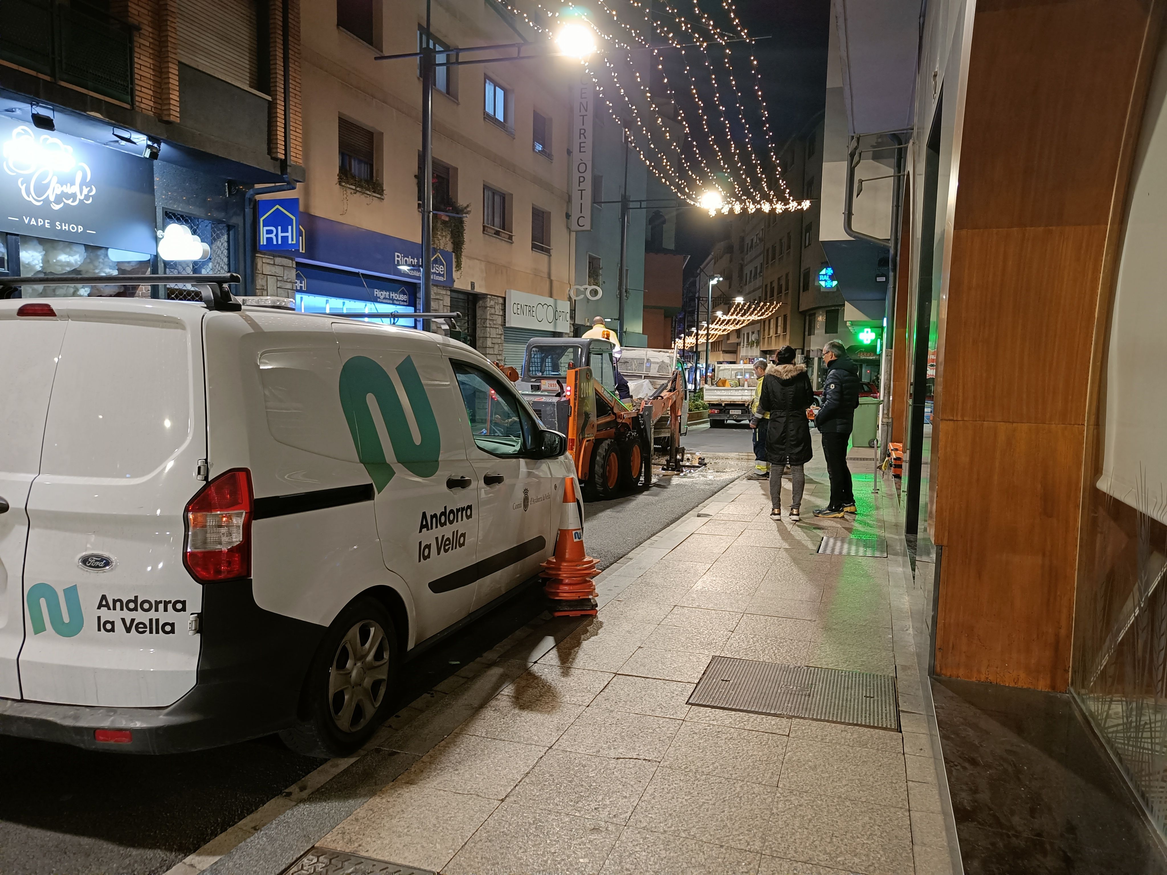 Operaris treballant en la fuita.