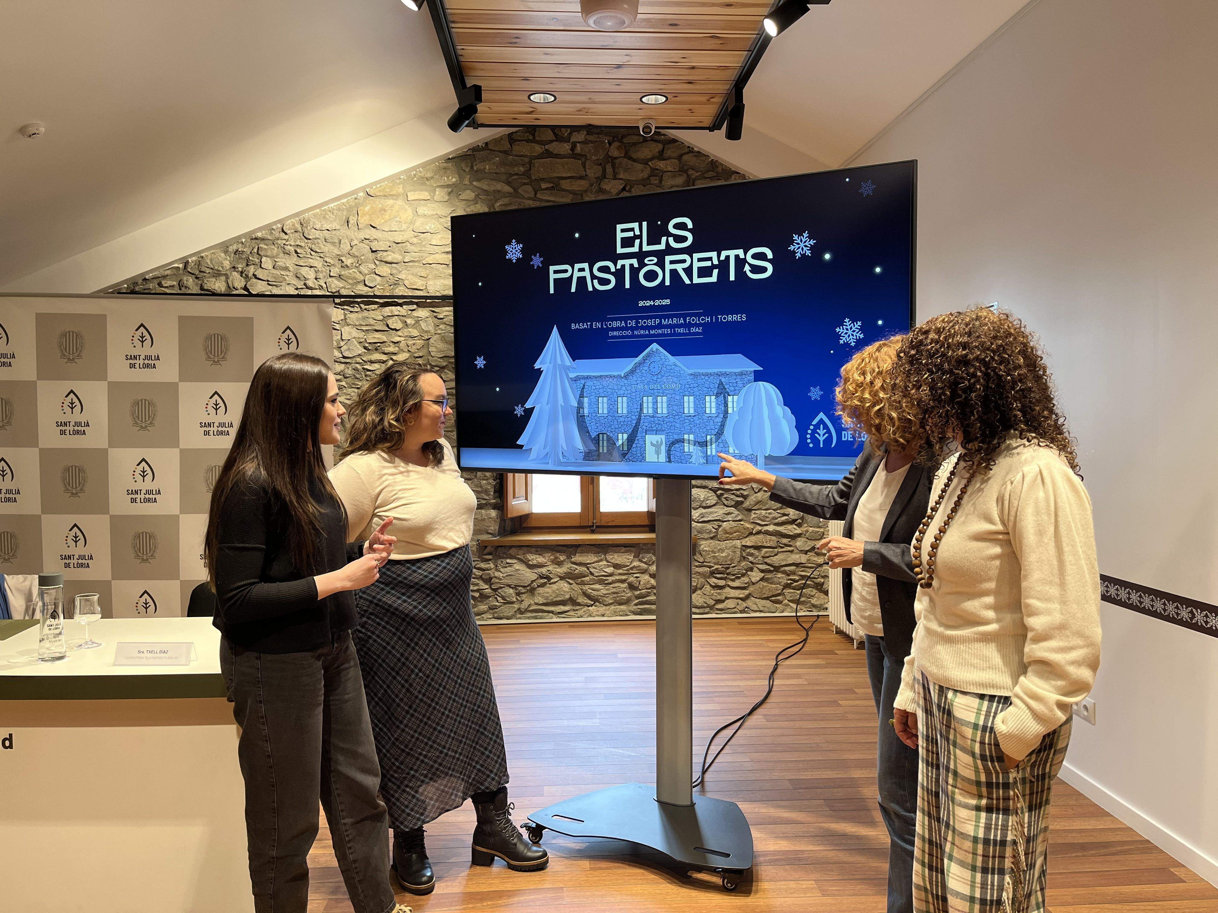 La consellera de Cultura, Teresa Areny, i les codirectores del Els Pastorets 2024-2025, Txell Díaz i Núria Montes, durant la presentació.