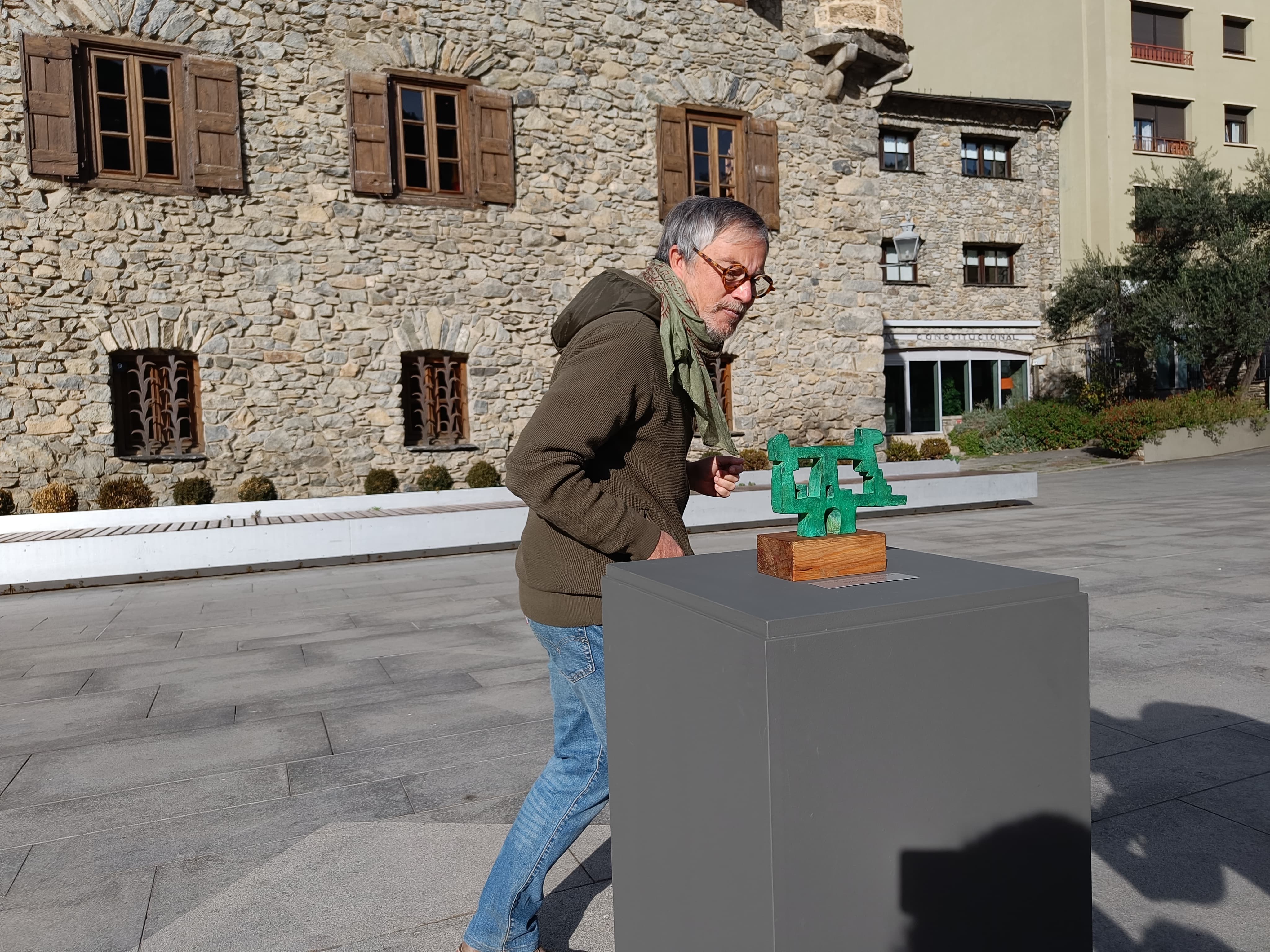 Jordi Casamajor amb la seva escultura.