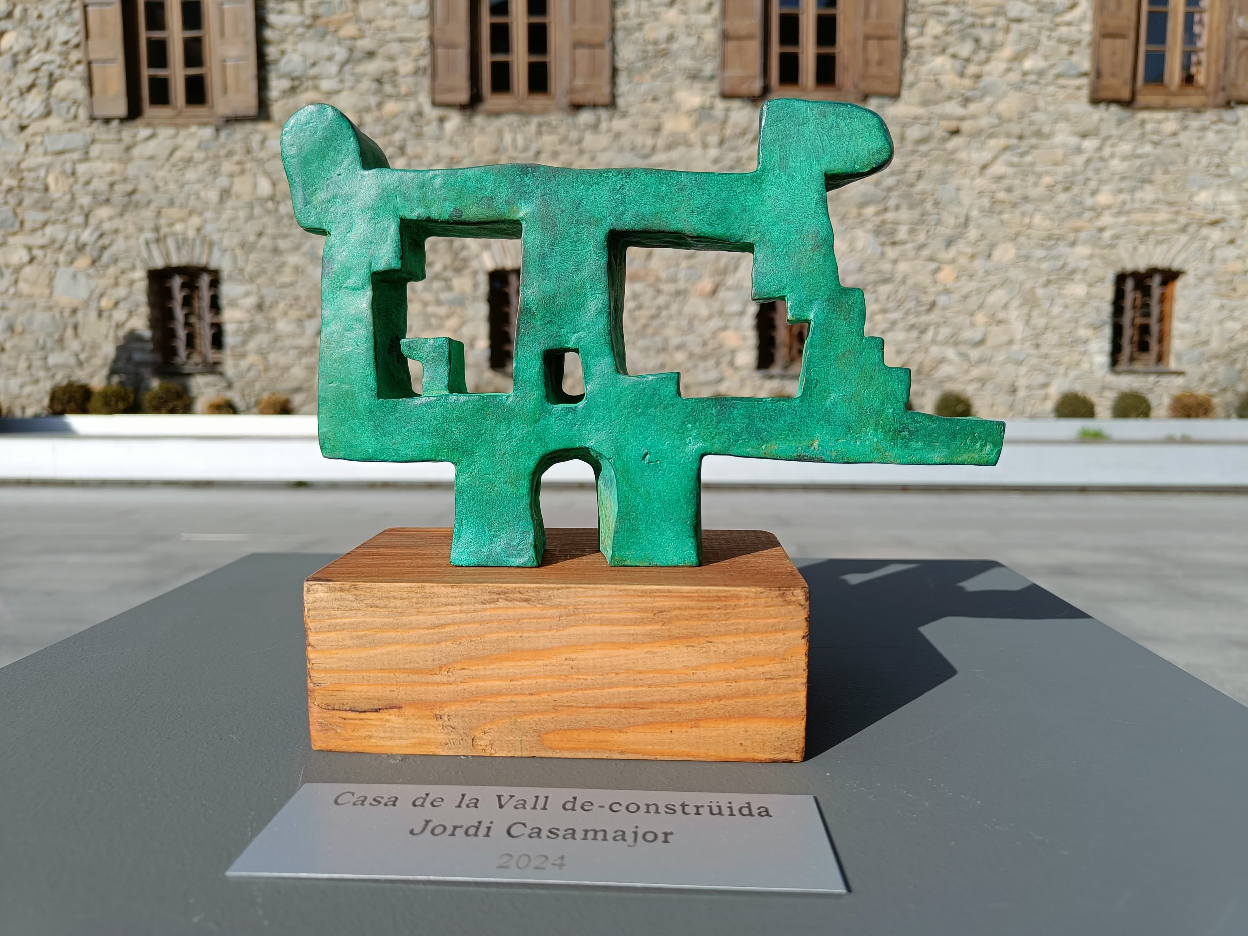 L'escultura 'Casa de la Vall de-construïda' L'escultura 'Casa de la Vall de-construïda'