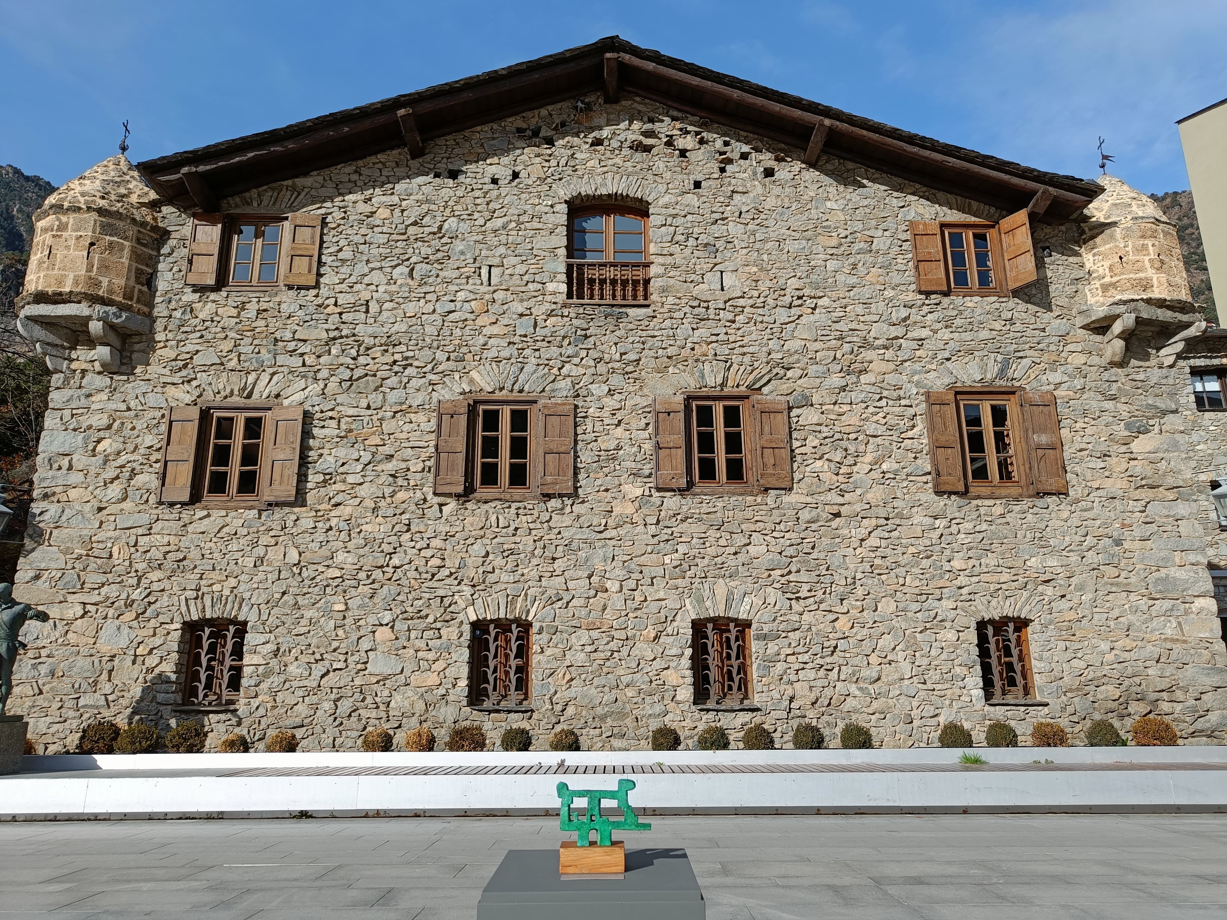 L'escultura davant la Casa de la Vall. L'escultura davant la Casa de la Vall.