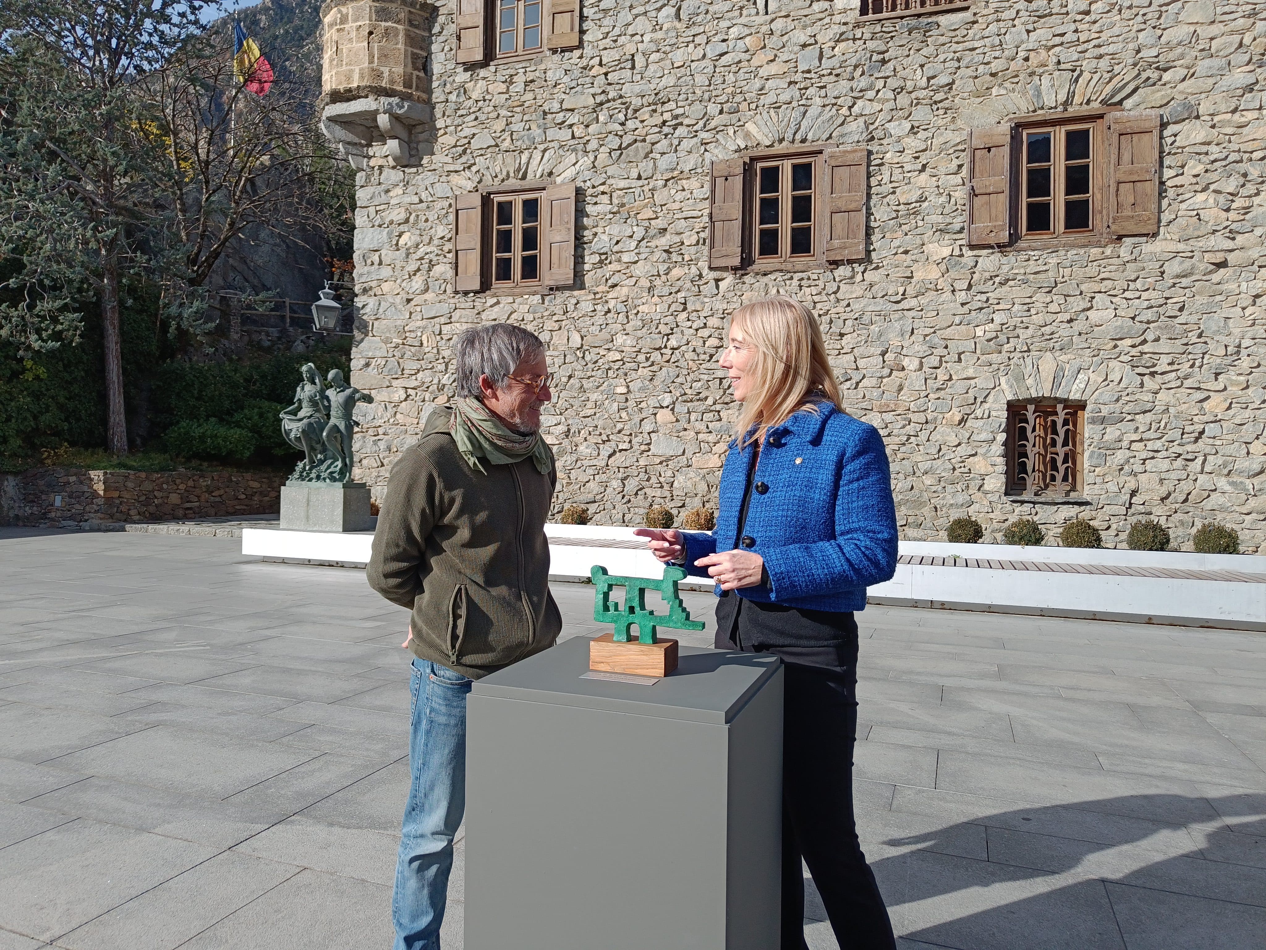 Jordi Casamjor i Sandra Codina amb l'escultura. Jordi Casamjor i Sandra Codina amb l'escultura.