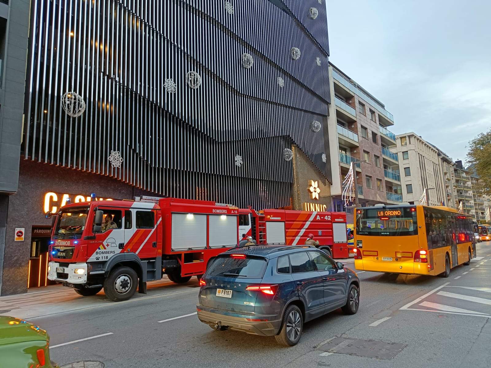 Els dos camions, davant l'edifici.