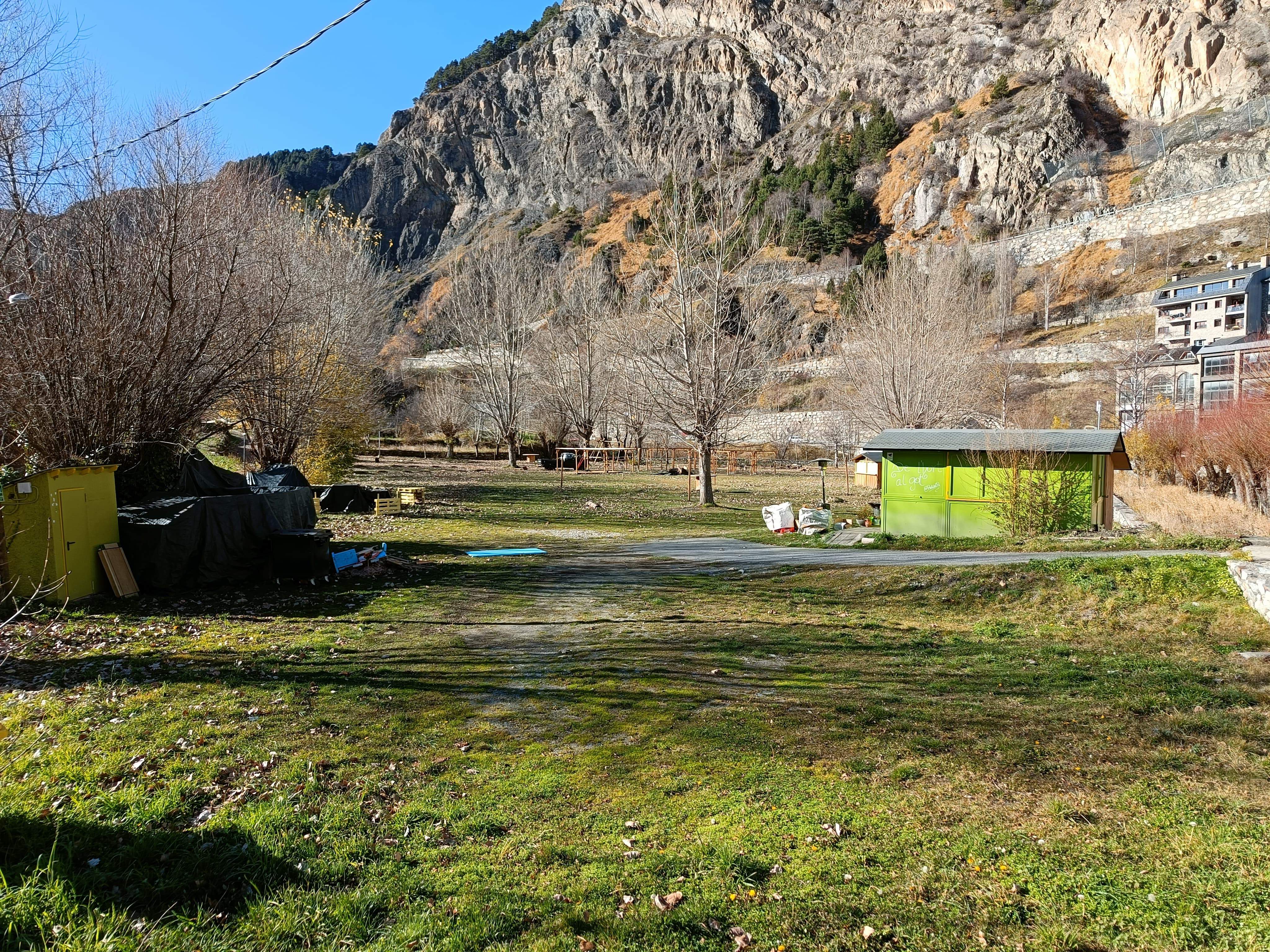 Els terrenys de Prat de Sella on es construirà l'aparcament.