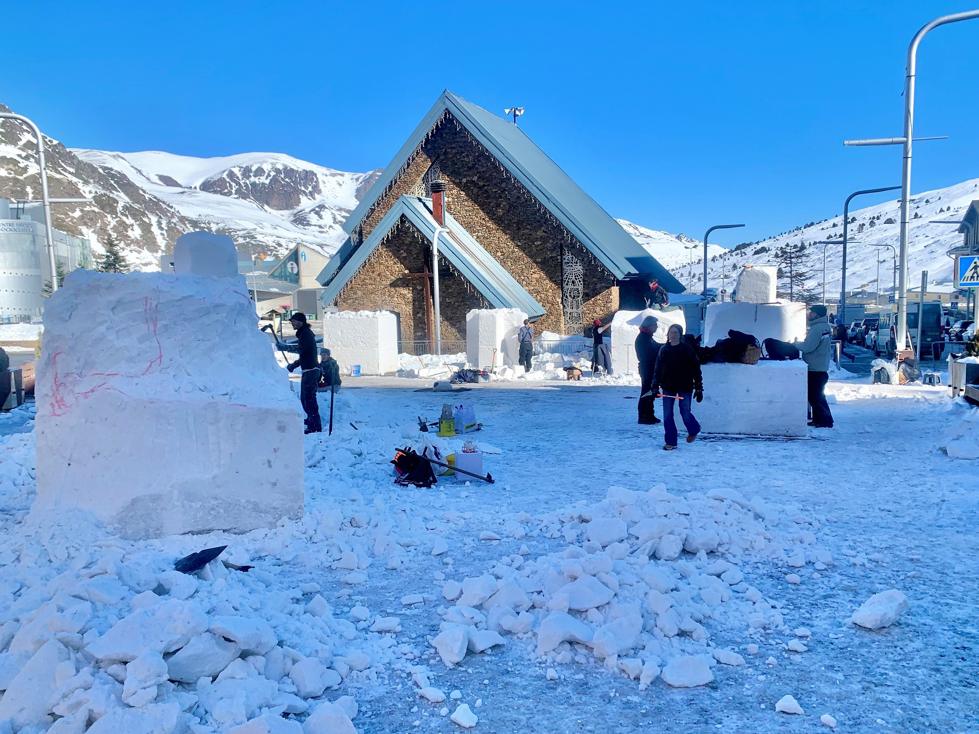 La plaça de l'Església del Pas, a la imatge durant el concurs d'escultura de gel, guanyarà seguretat.