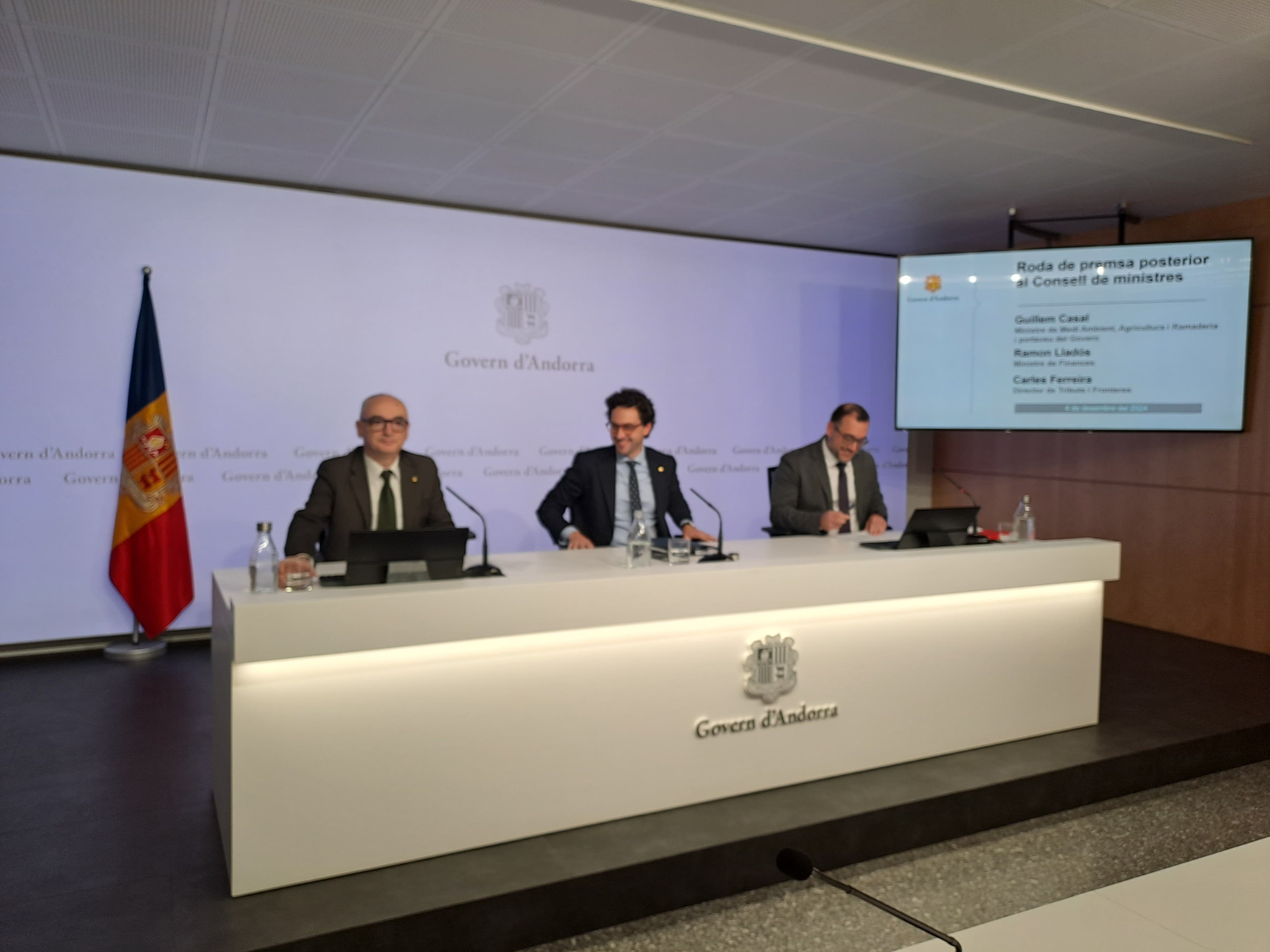 Lladós i Ferreira, amb Casal al mig, han presentat els projectes de llei.