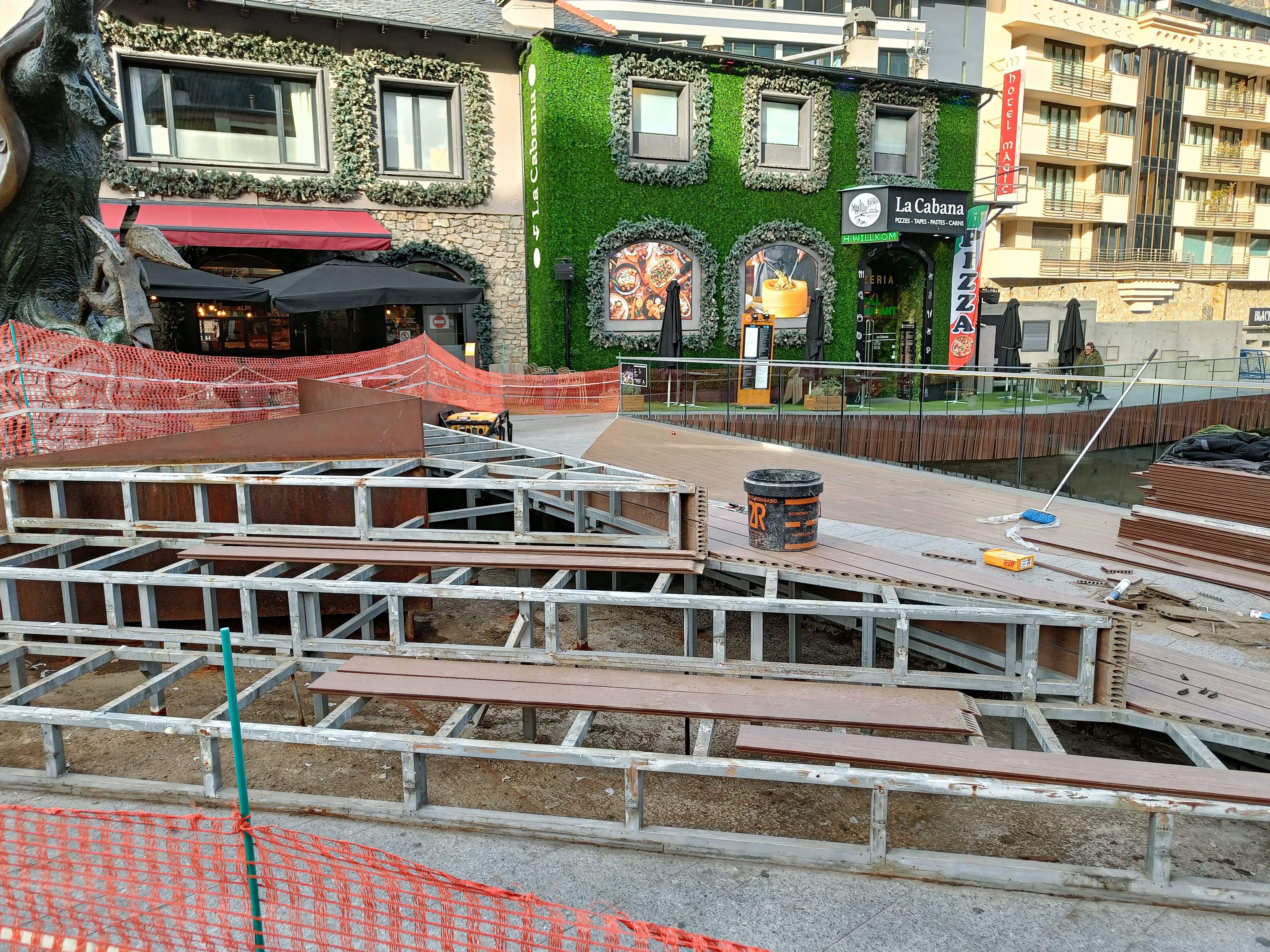 Renovació de les grades de la plaça de la Rotonda.