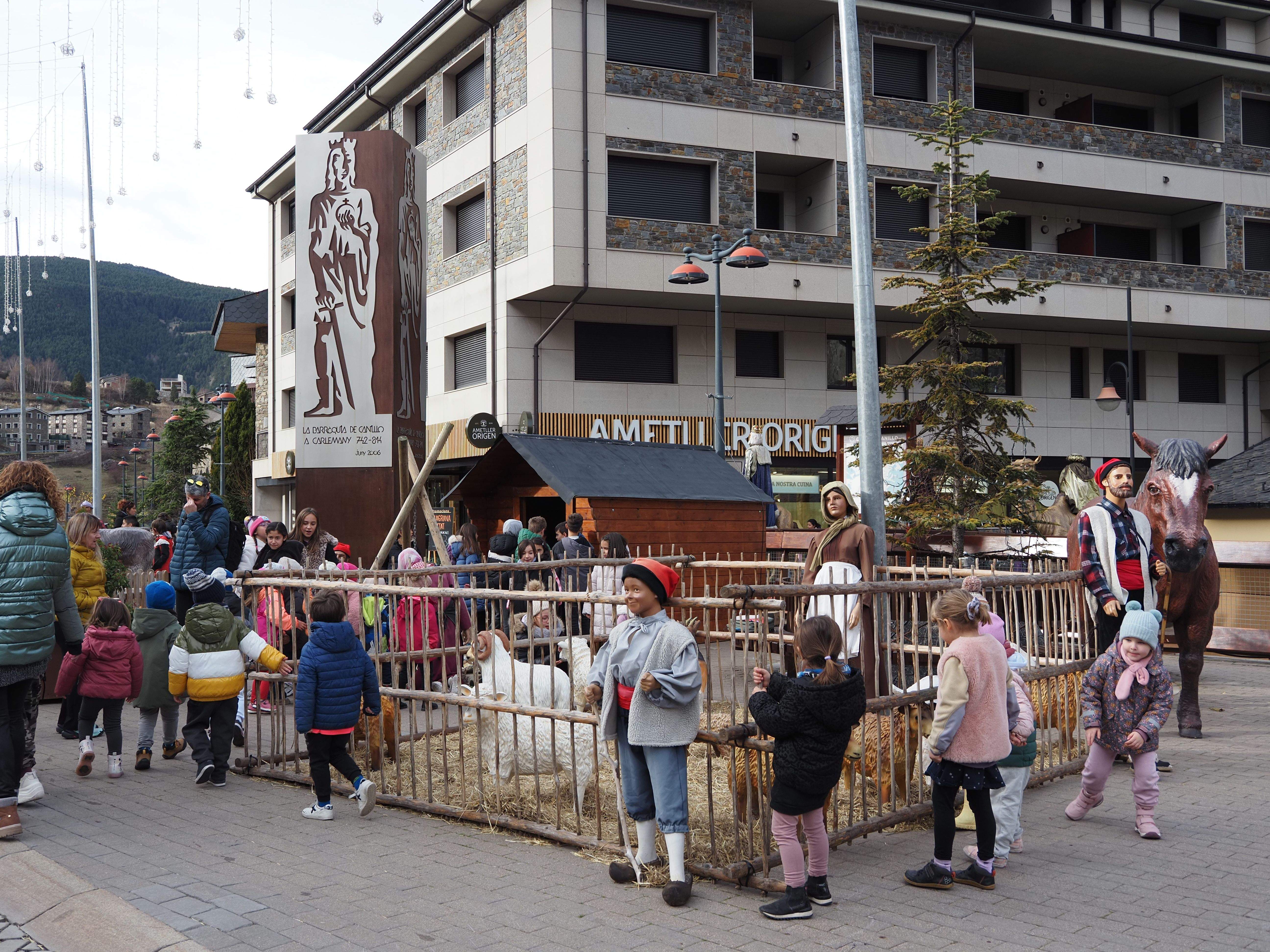 Infants visitant el pessebre gegant de Canillo.