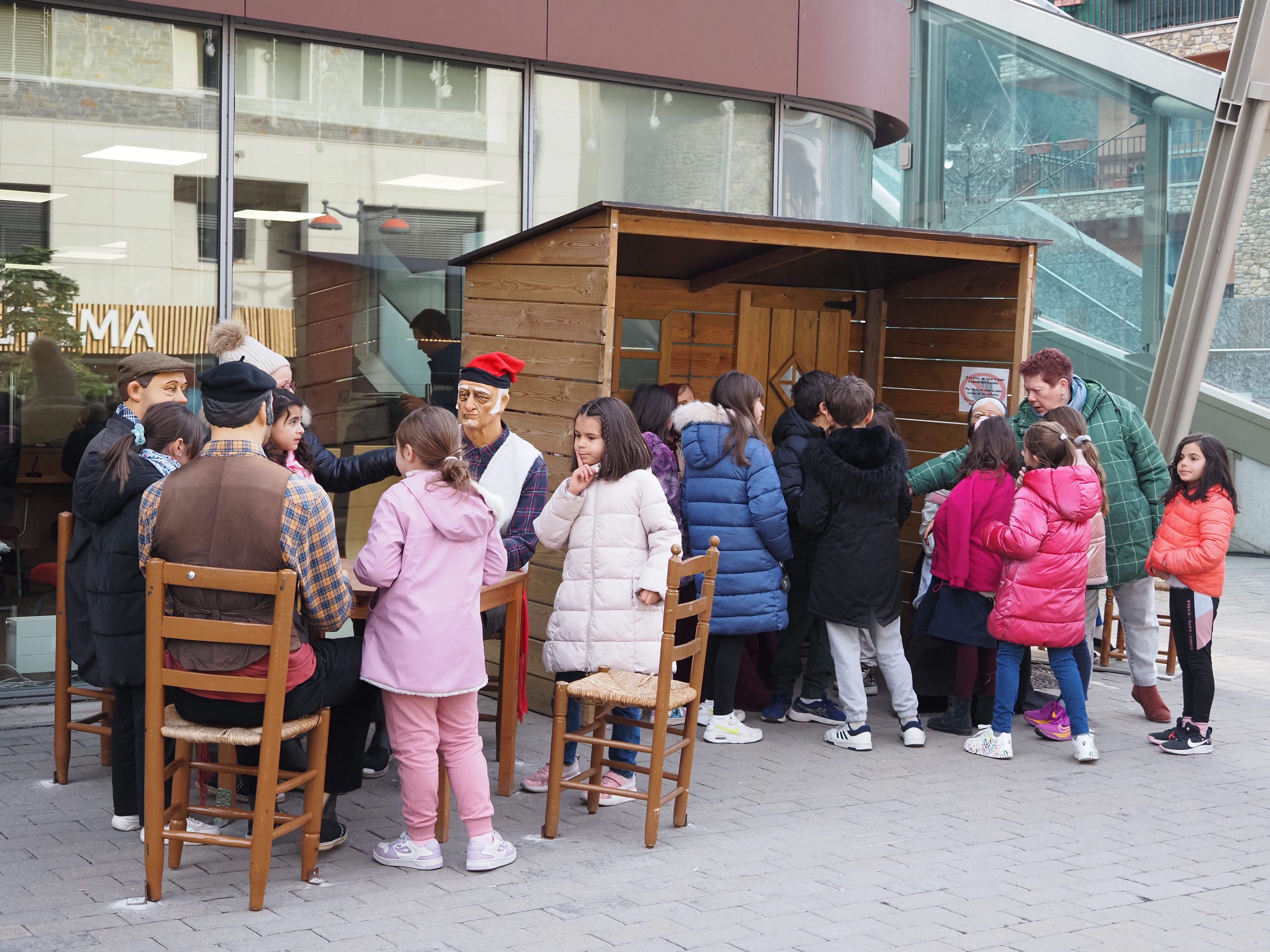 Infants visitant el pessebre. Infants visitant el pessebre.