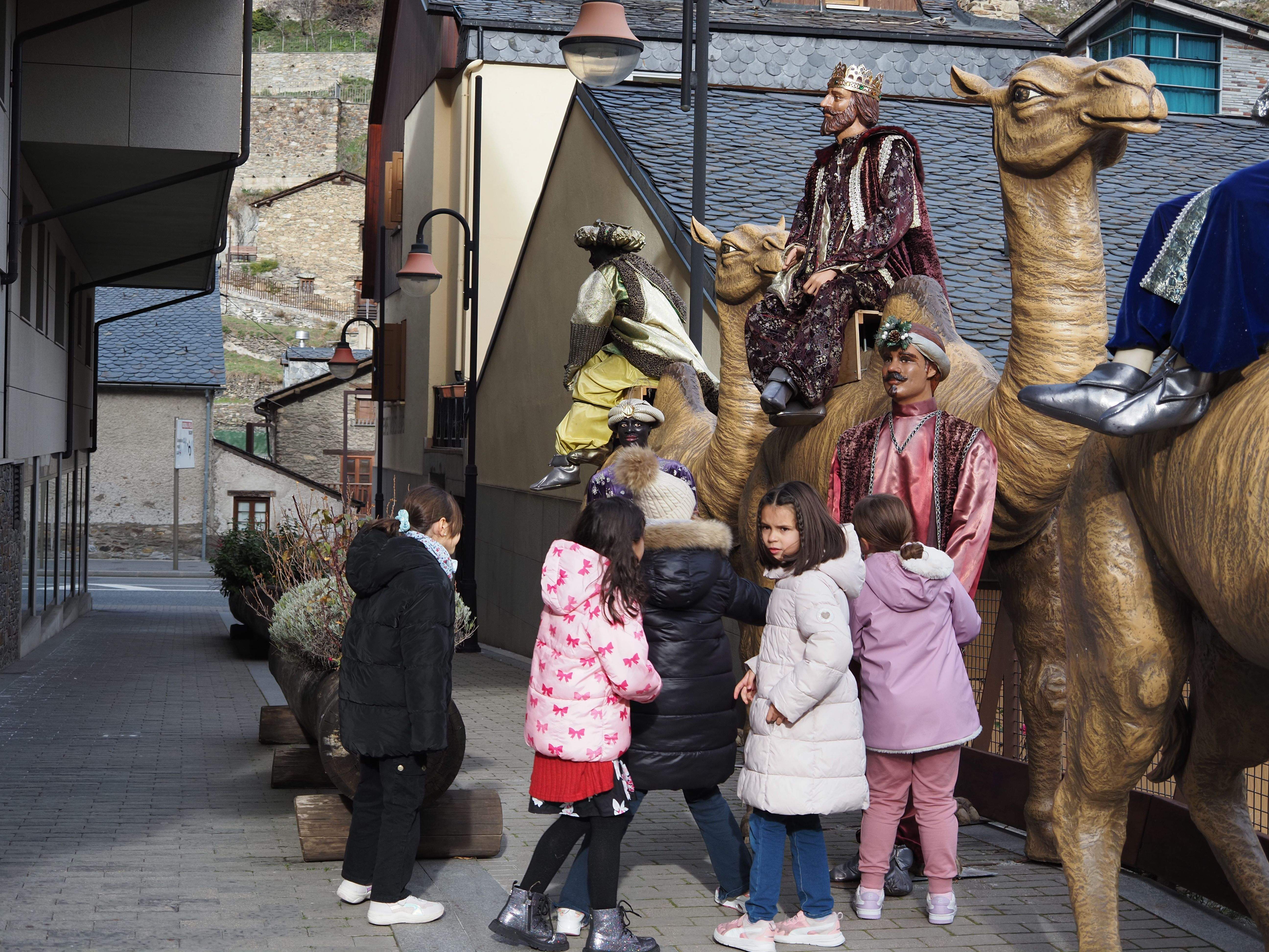 Infants visitant el pessebre. Infants visitant el pessebre.