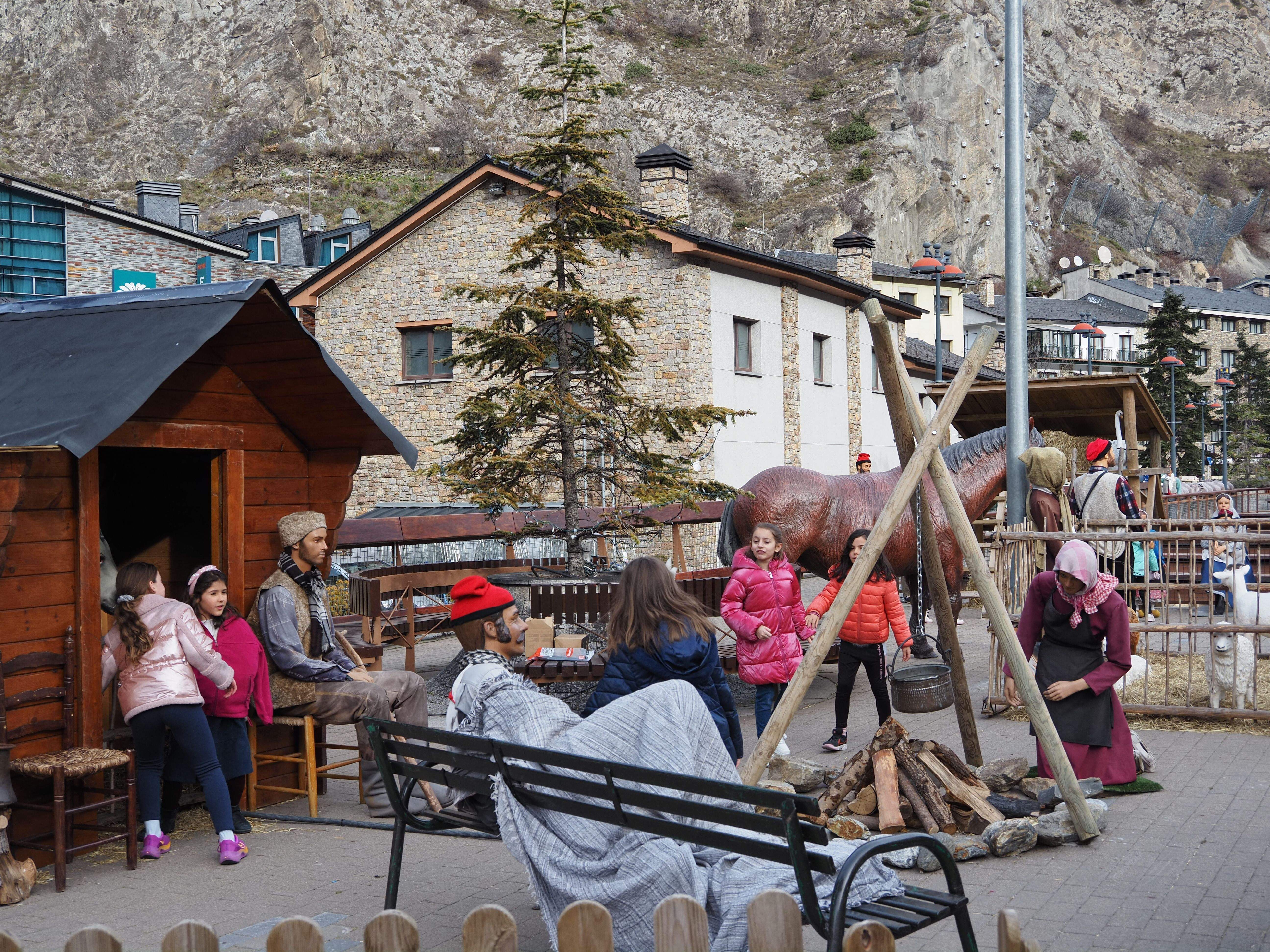 Infants visitant el pessebre. Infants visitant el pessebre.