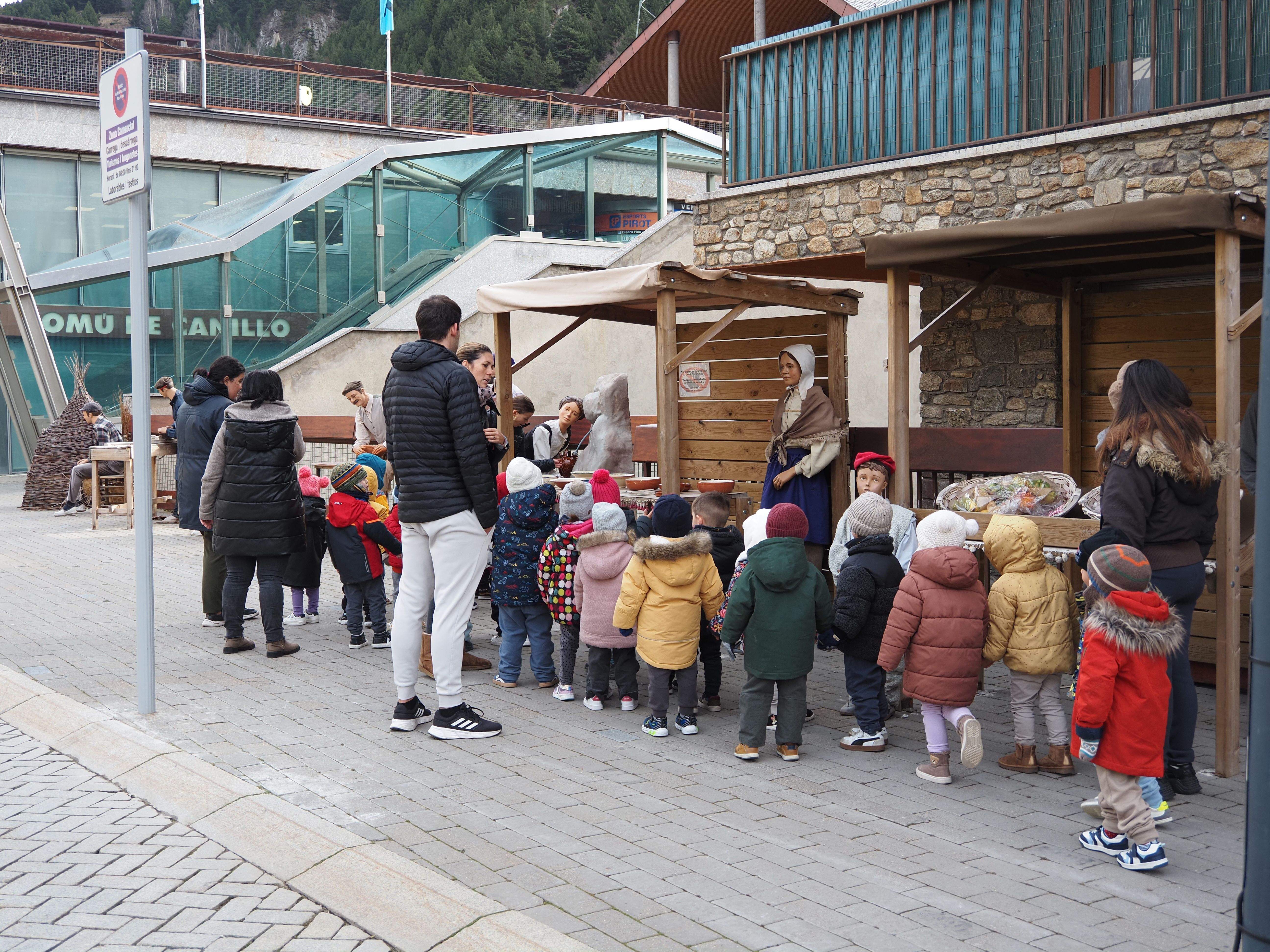 Infants passejant pel pessebre. Infants passejant pel pessebre.