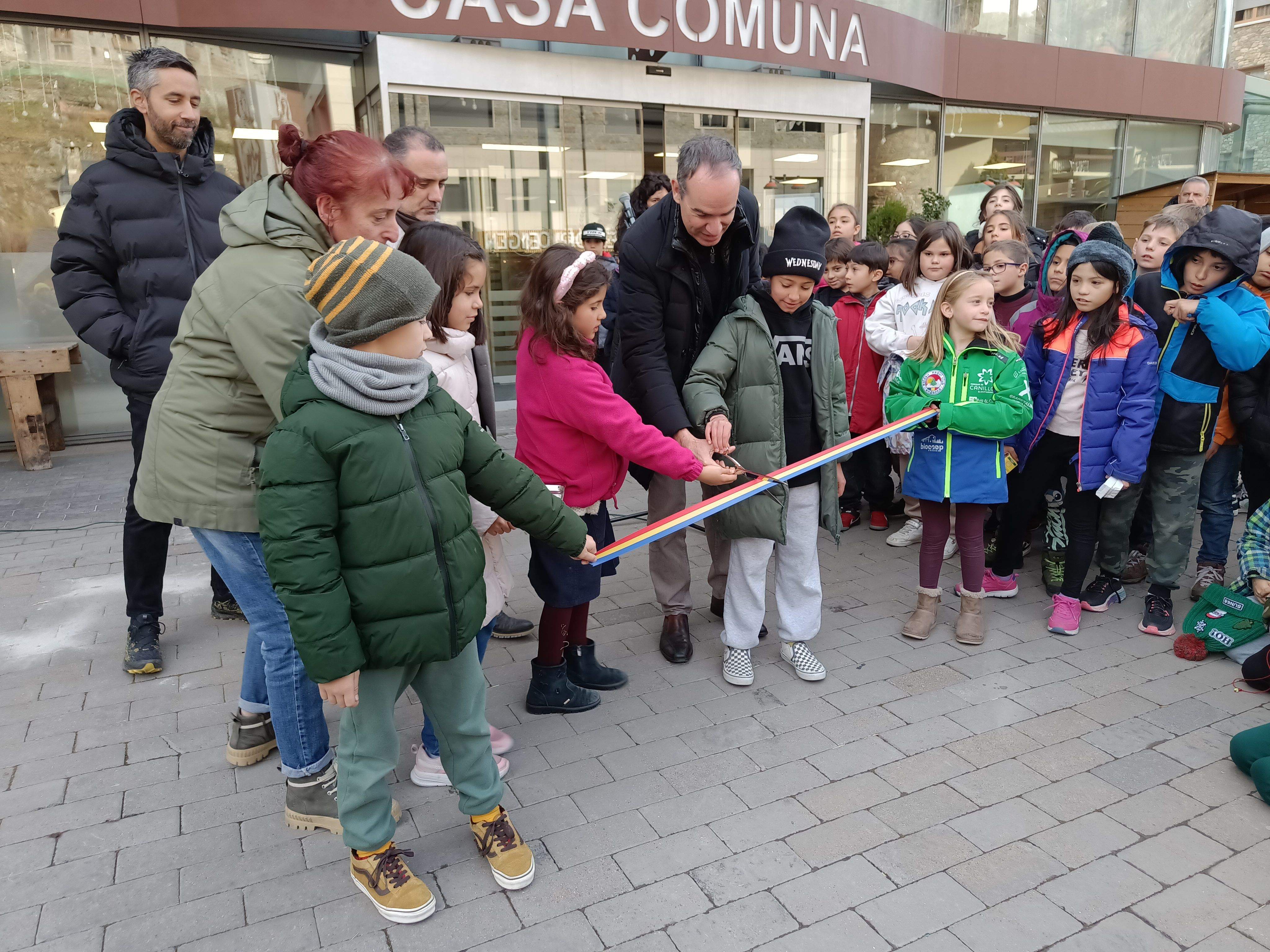 El cònsol i alguns infants en el moment de tallar la cinta. El cònsol i alguns infants en el moment de tallar la cinta.
