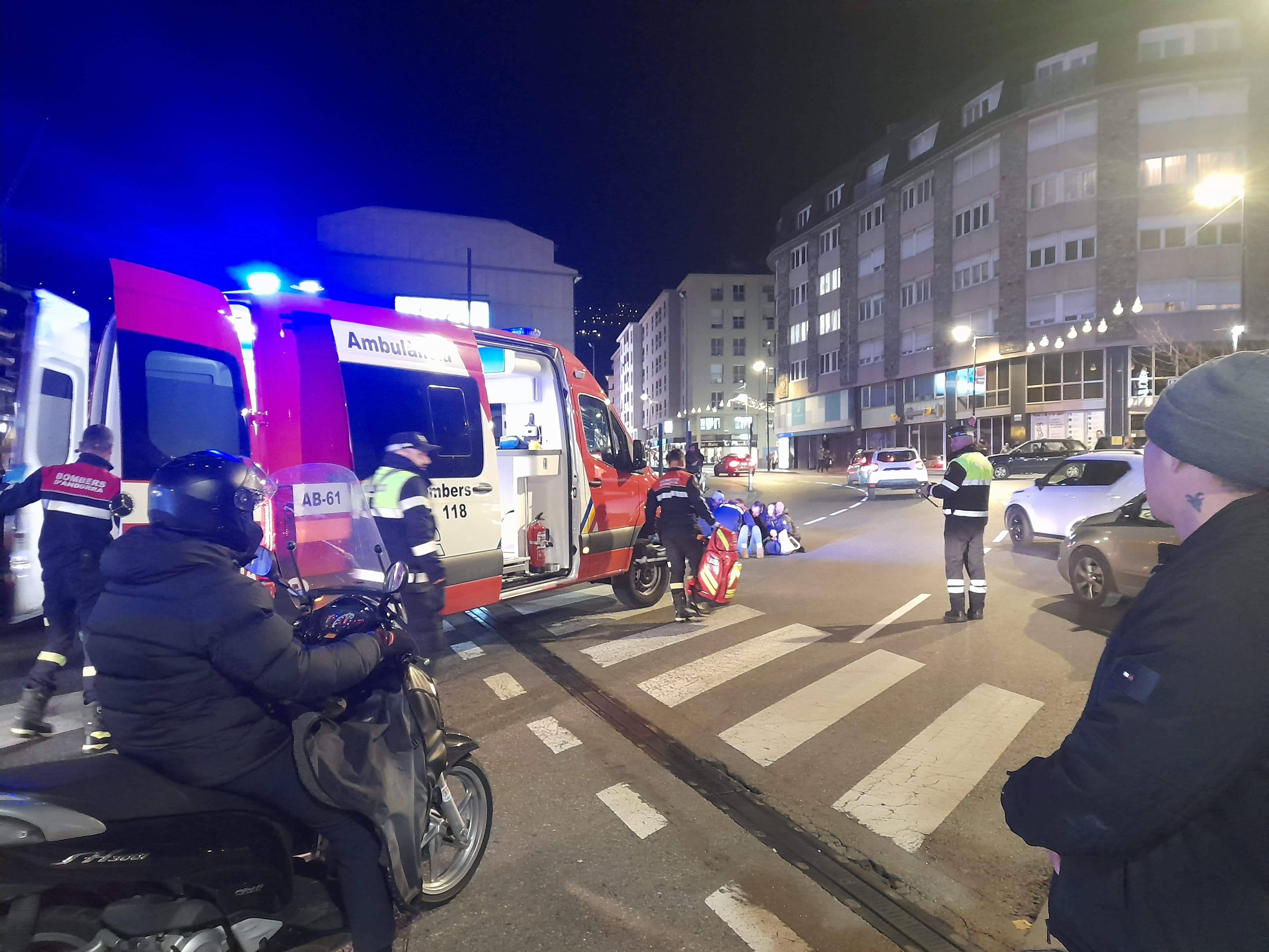 Els sanitaris dels bombers atenent la noia accidentada.