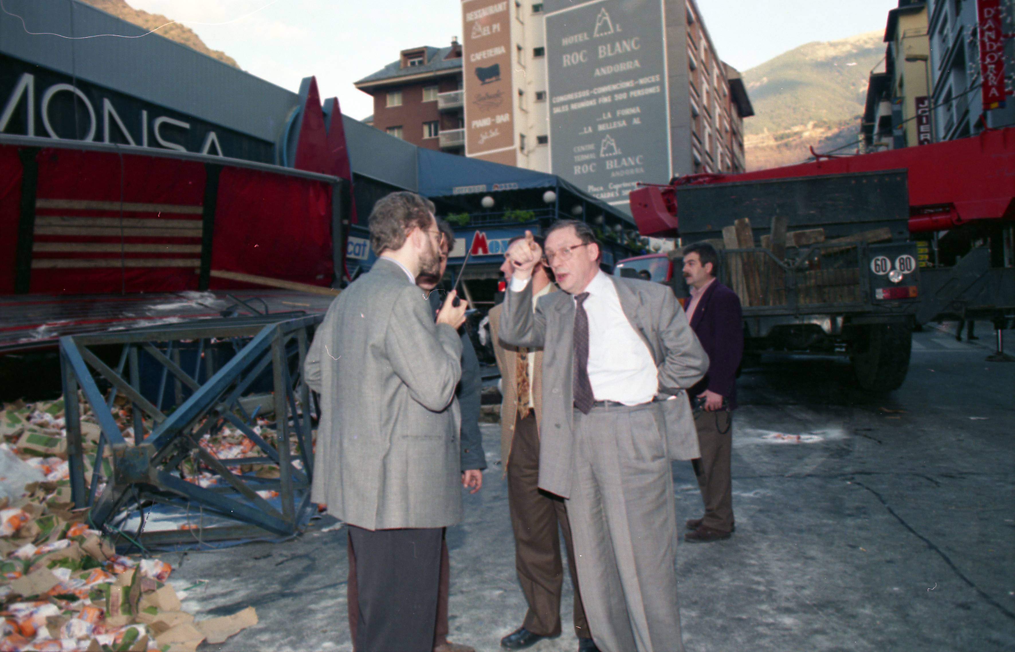 El cap de Govern en funcions, Òscar Ribas, donant instruccions a l'adjunt en la direcció de la policia Xavier Sopena.