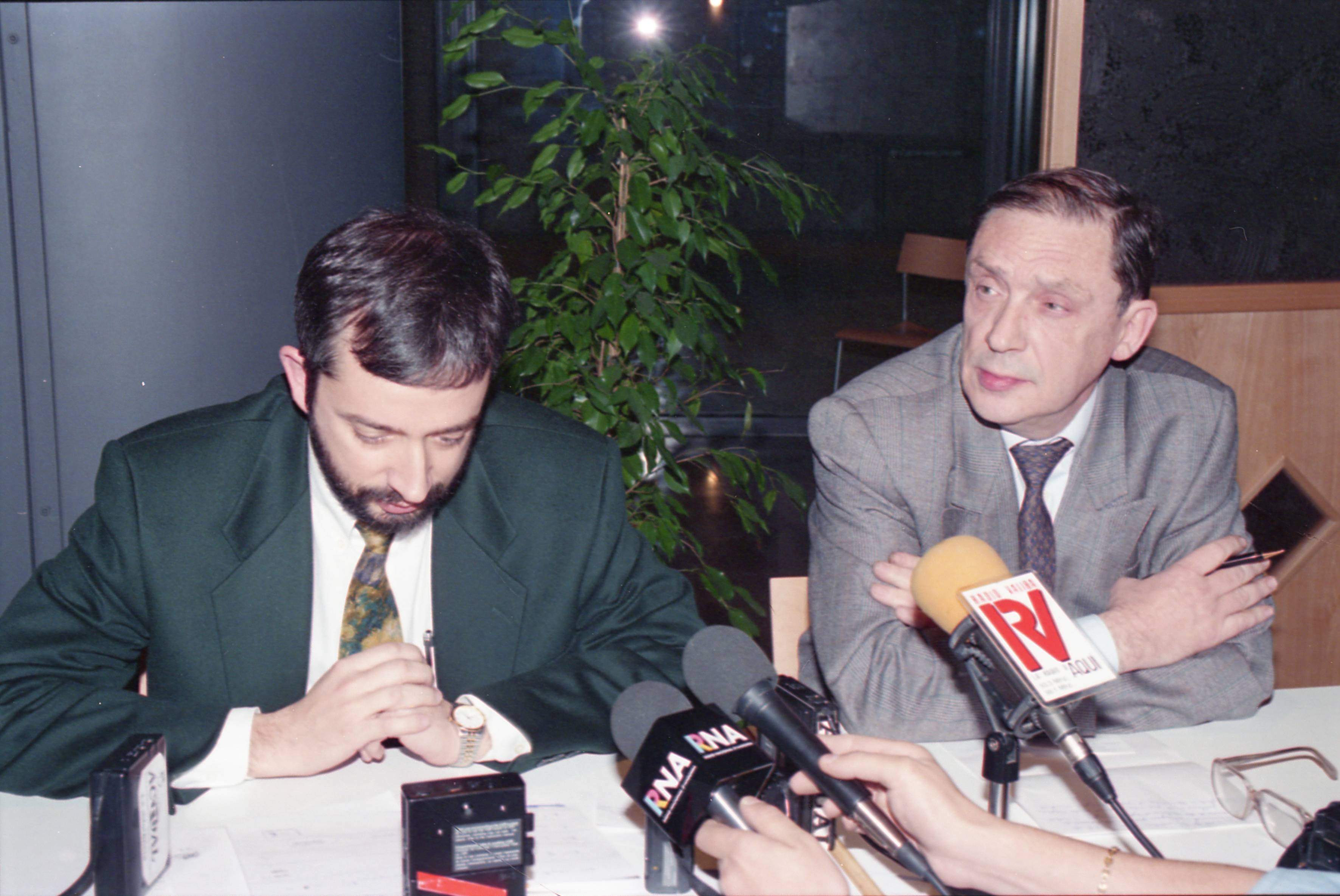 El director de Sanitat en funcions, Lluís Burgués, donant compte de l'estat dels ferits al costat d'Òscar Ribas.