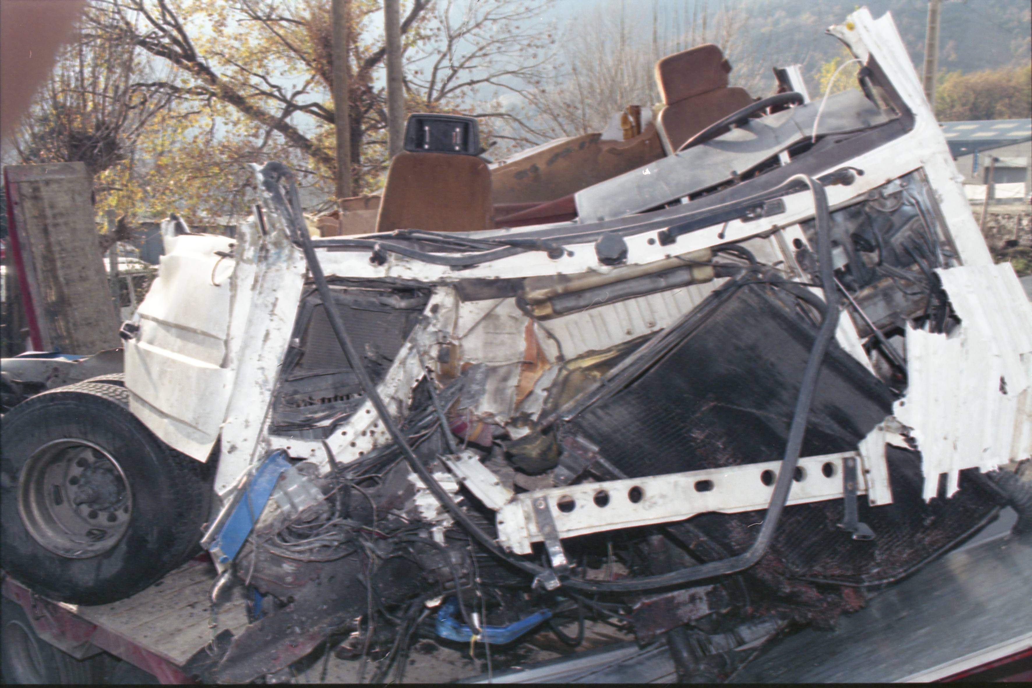Estat en què va quedar la tractora del camió.