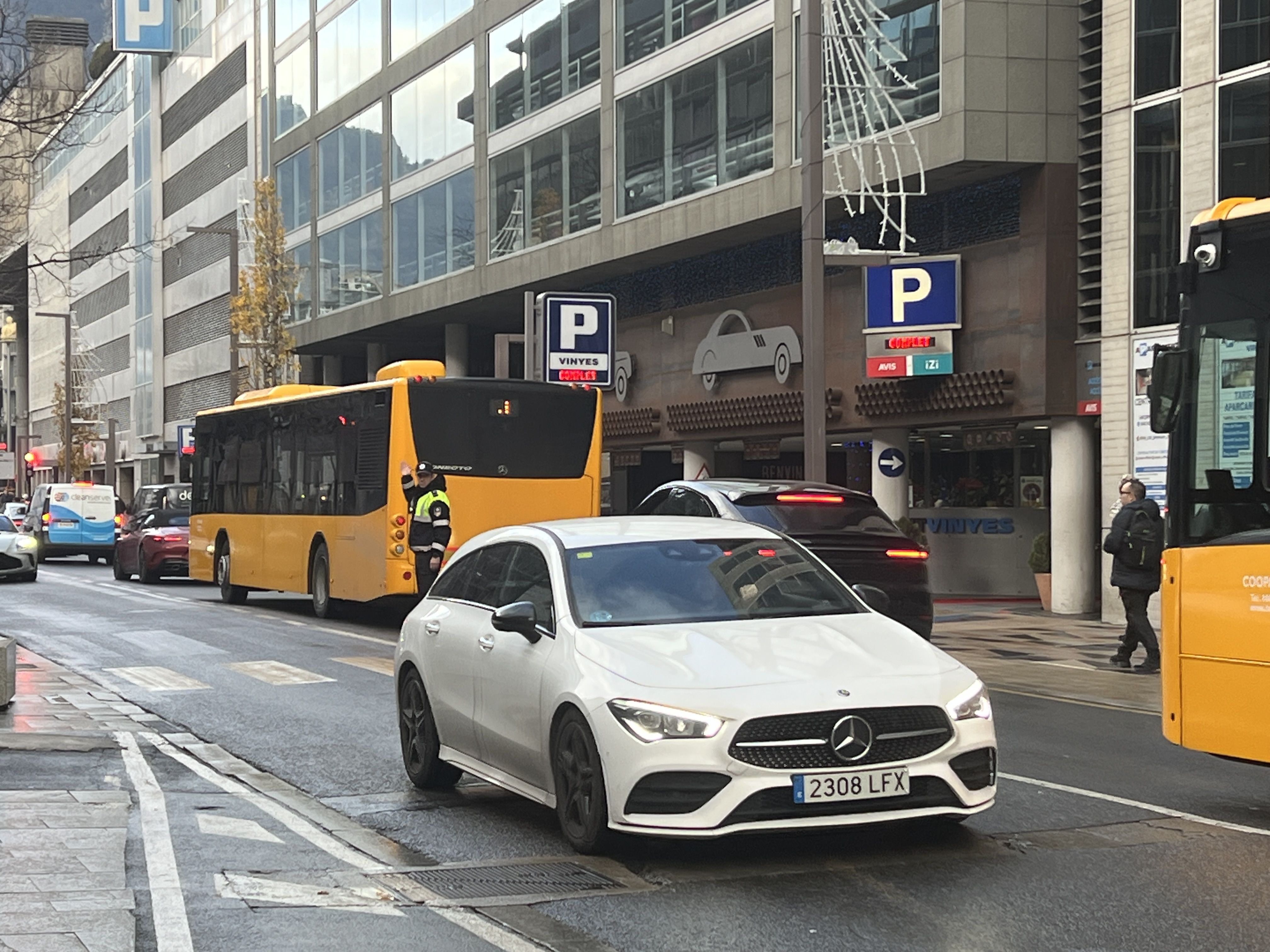 Circulació a Prat de la Creu amb els aparcaments verticals plens. Circulació a Prat de la Creu amb els aparcaments verticals plens.