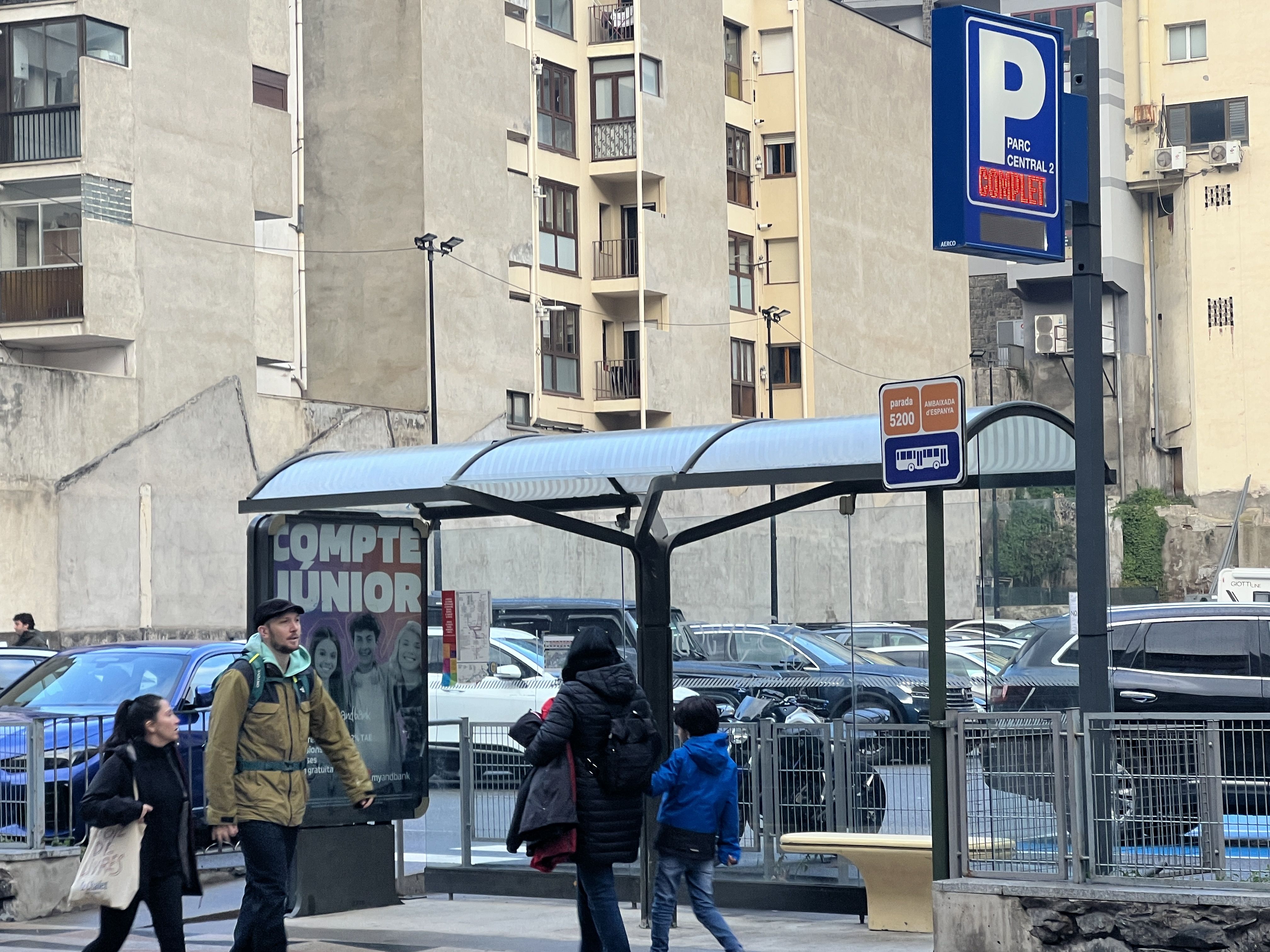 L'aparcament de Parc Central 2 complet. L'aparcament de Parc Central 2 complet.