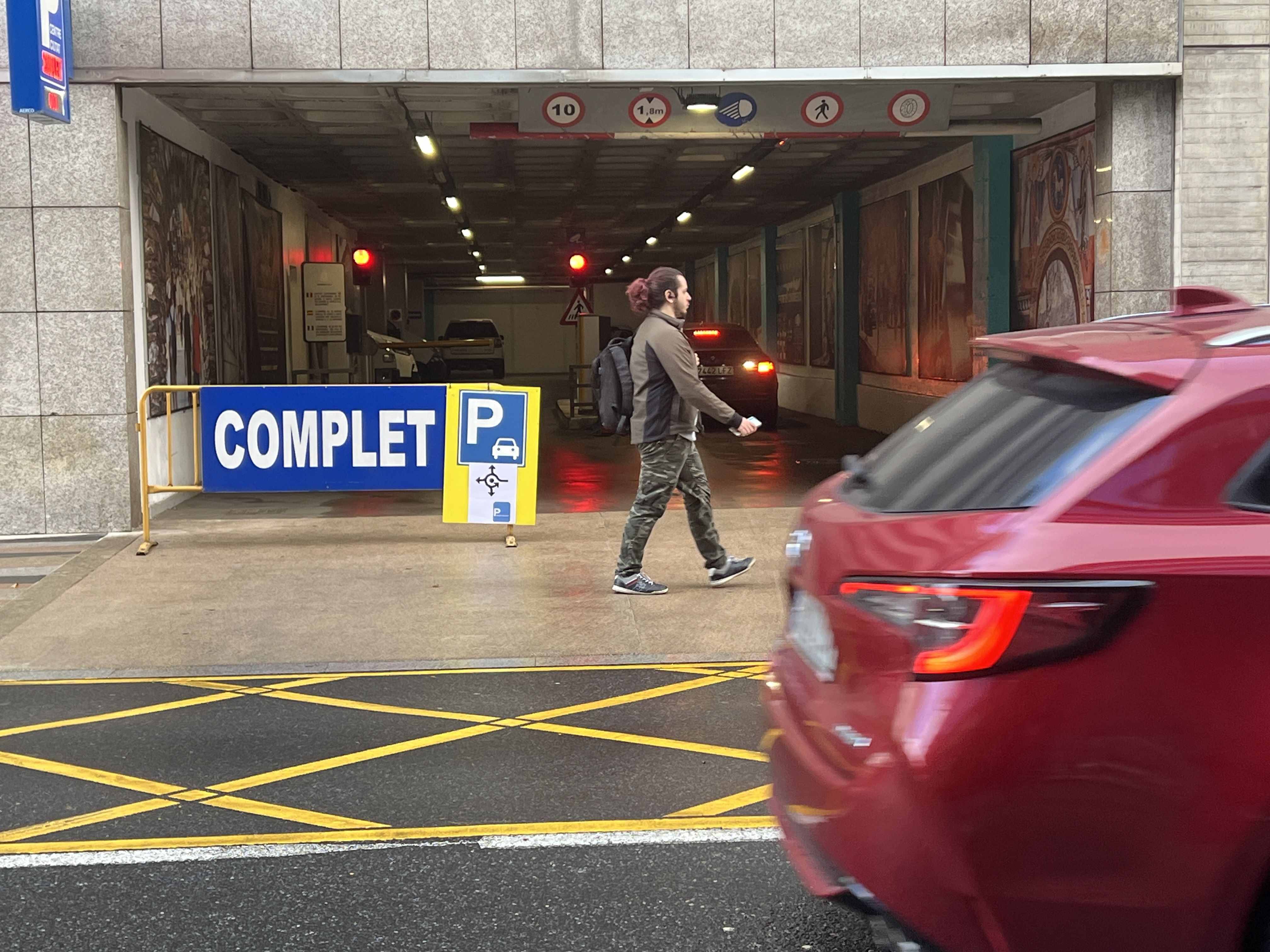 L'aparcament comunal de Prat de la Creu complet. L'aparcament comunal de Prat de la Creu complet.