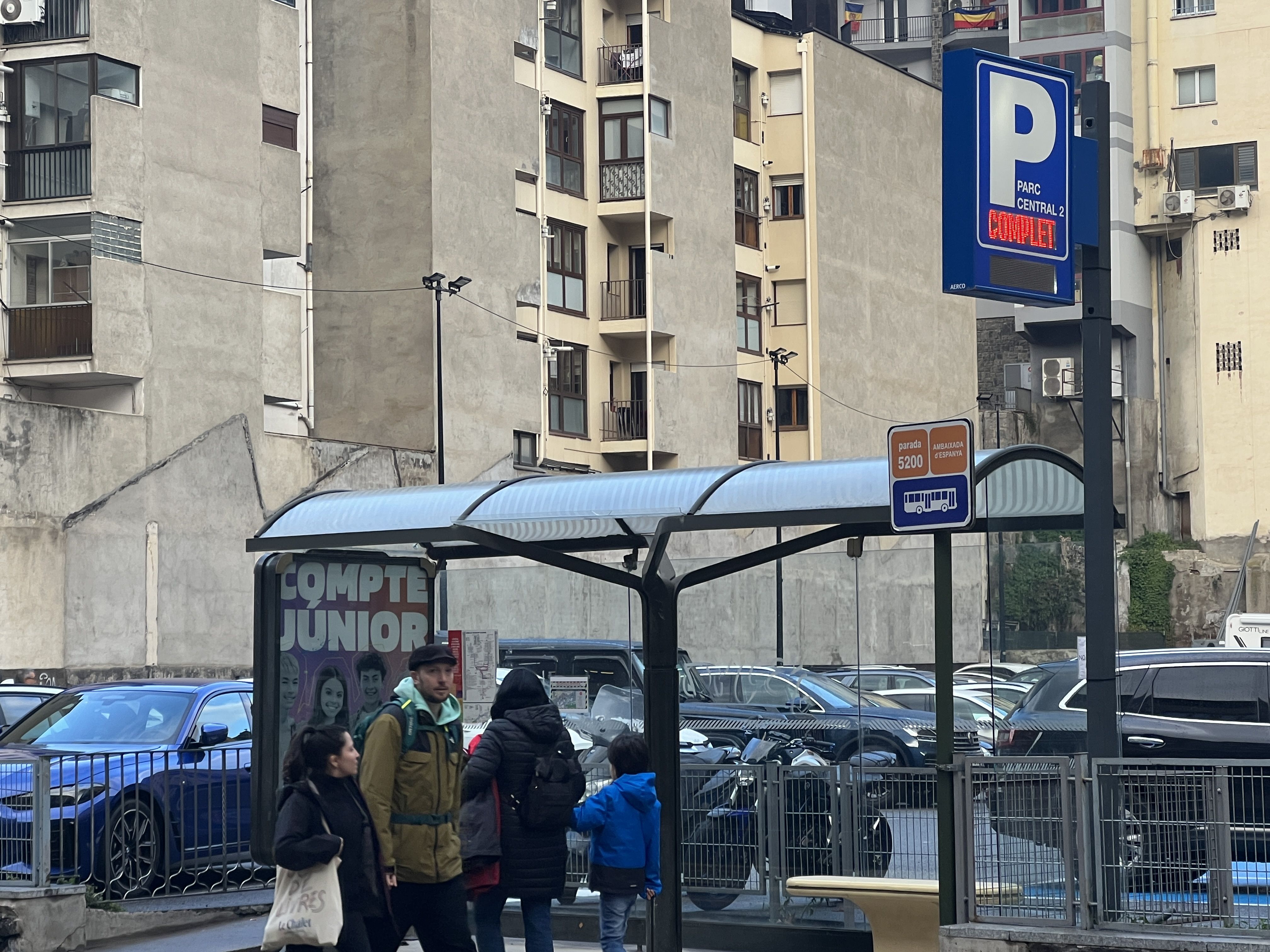 L'aparcament del Parc Central 2 ben ple. L'aparcament del Parc Central 2 ben ple.