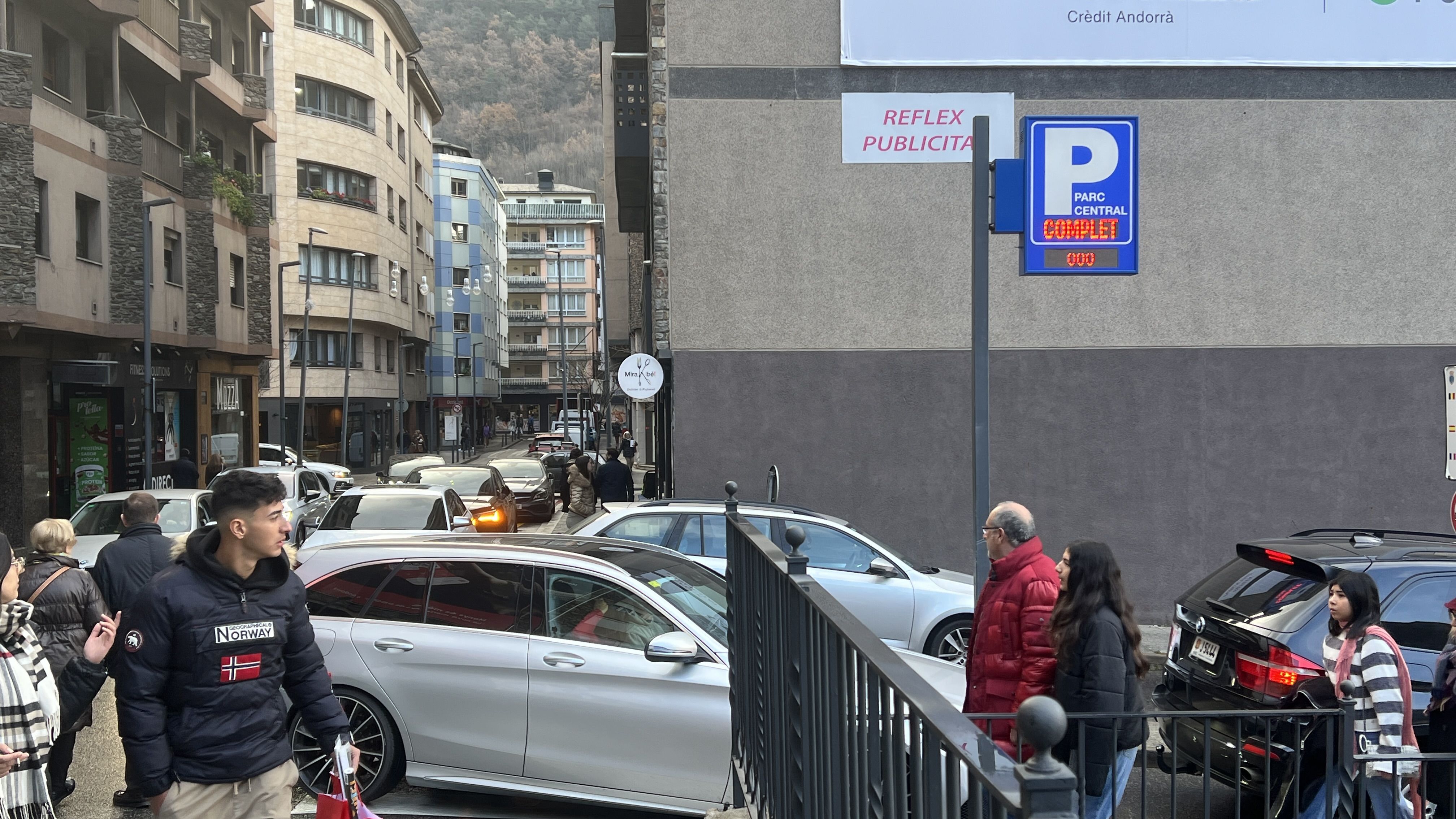 El retòl lluminós de l'aparcament del Parc Central mostrant el complet.