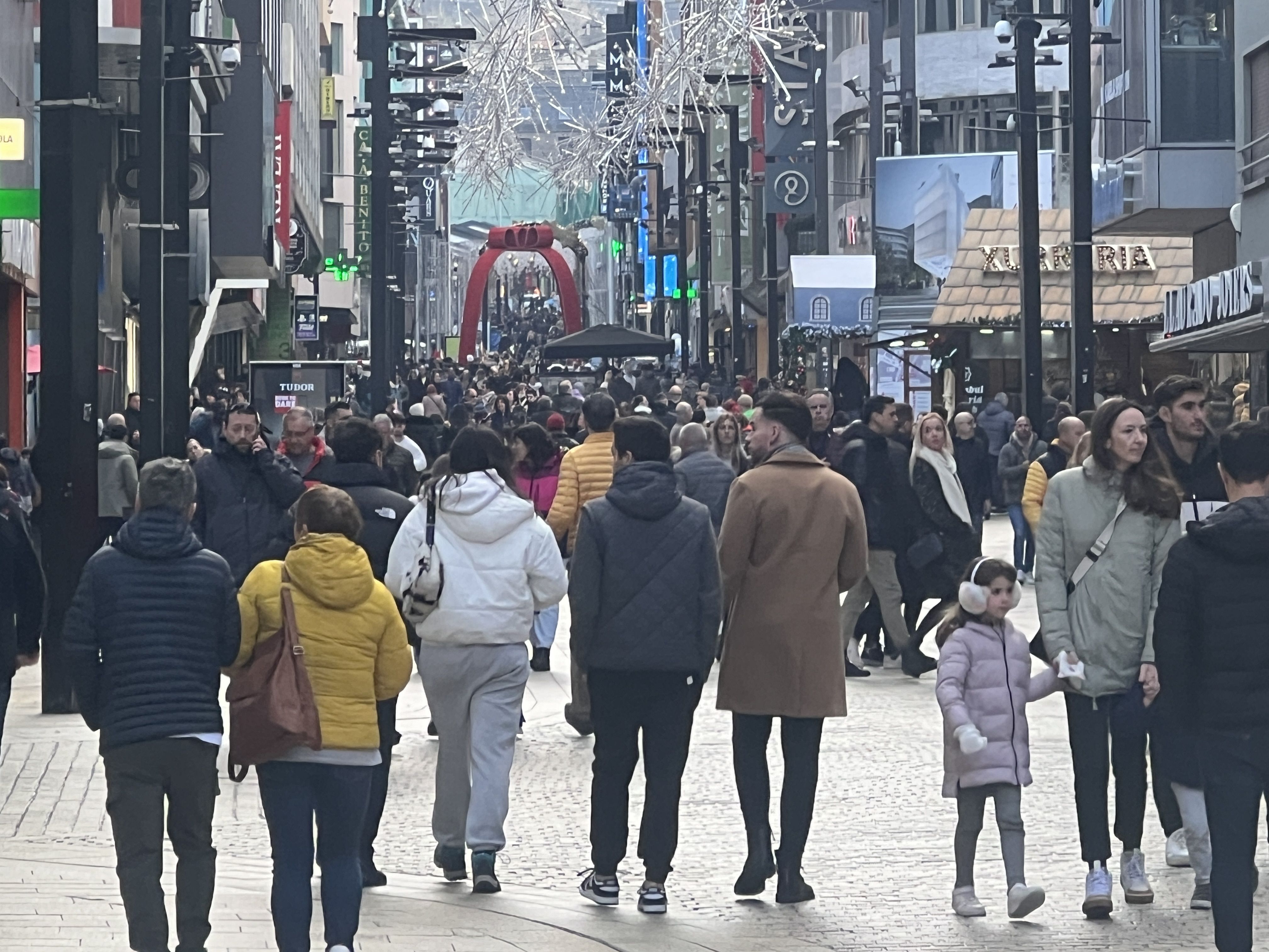 Visitants a l'avinguda Meritxell. Visitants a l'avinguda Meritxell.